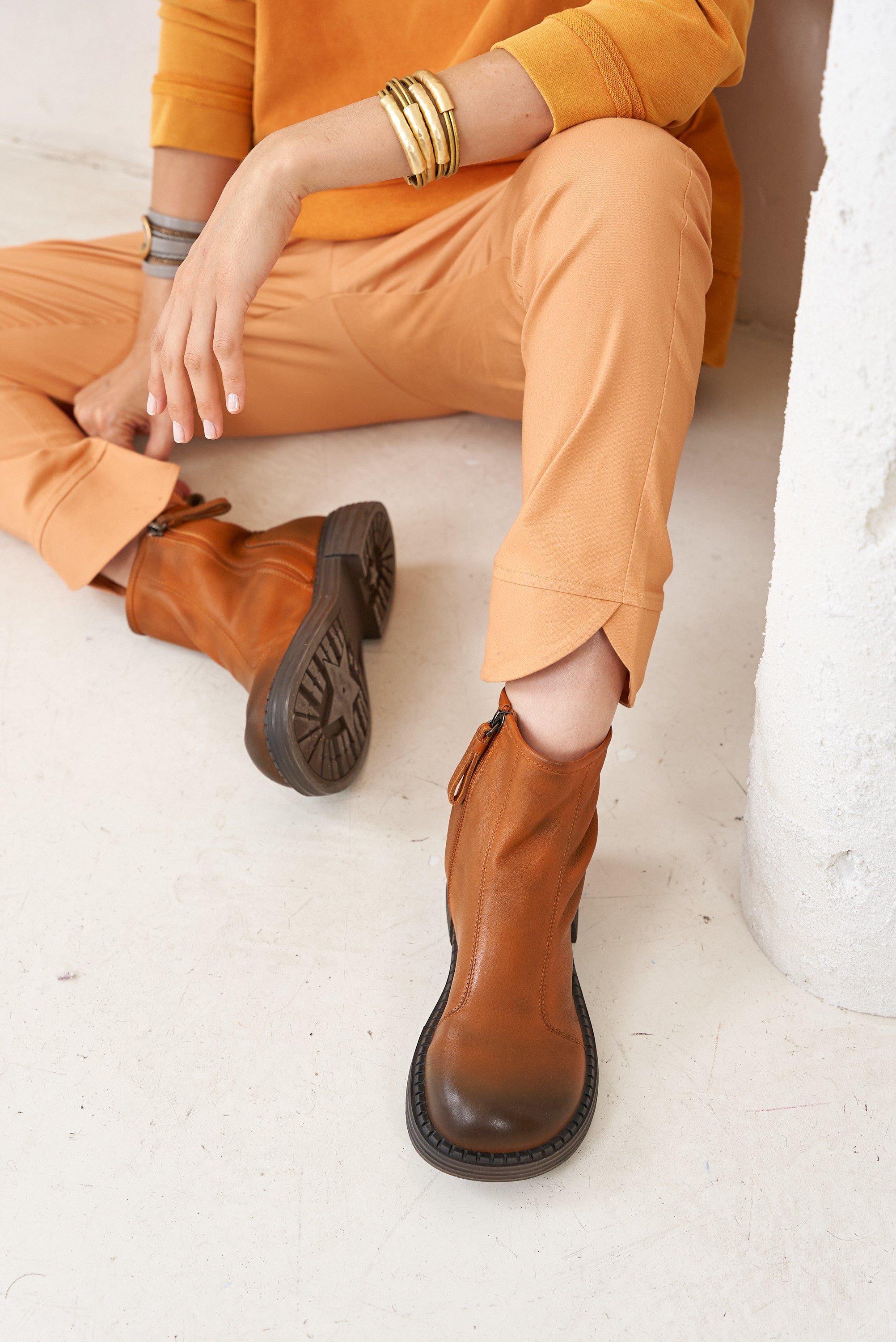 Wash soft leather boots with orange zipper