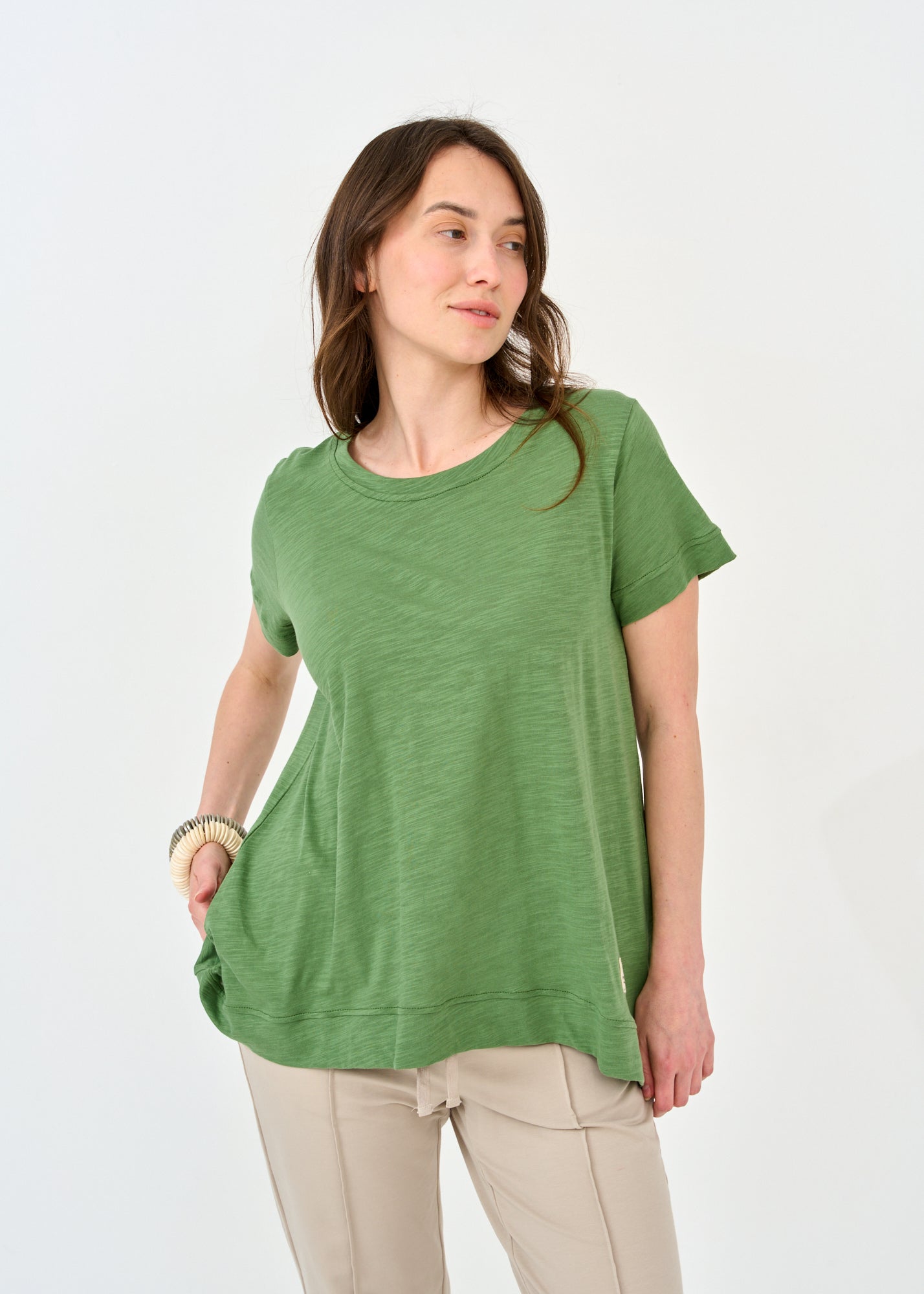 חולצה שרוול קצר מתרחבת למטה ירוק