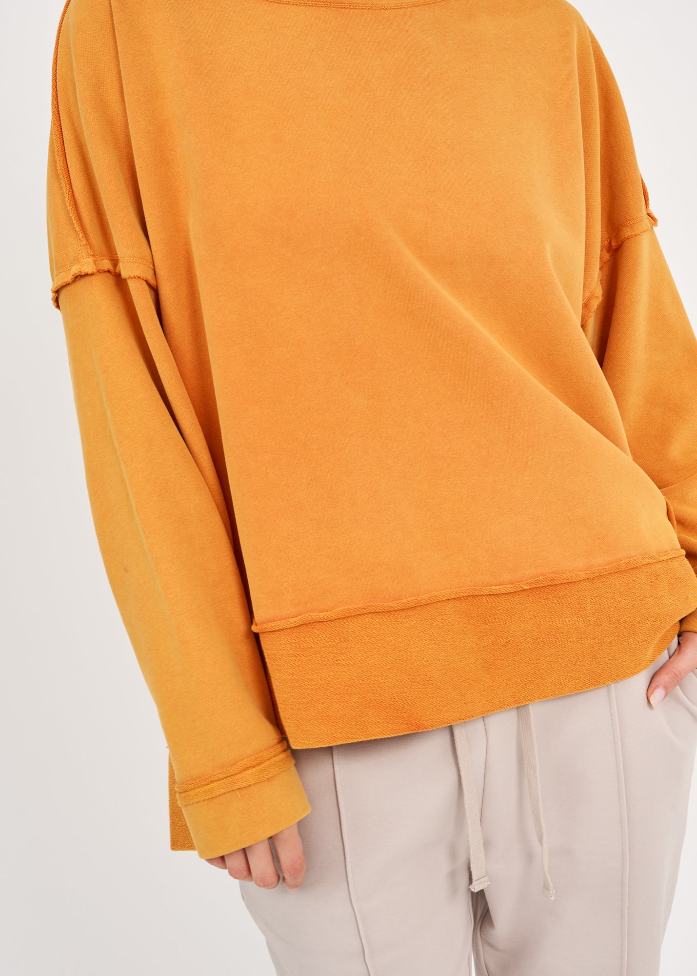 Wash sweatshirt with reverse fabric hem, orange wash