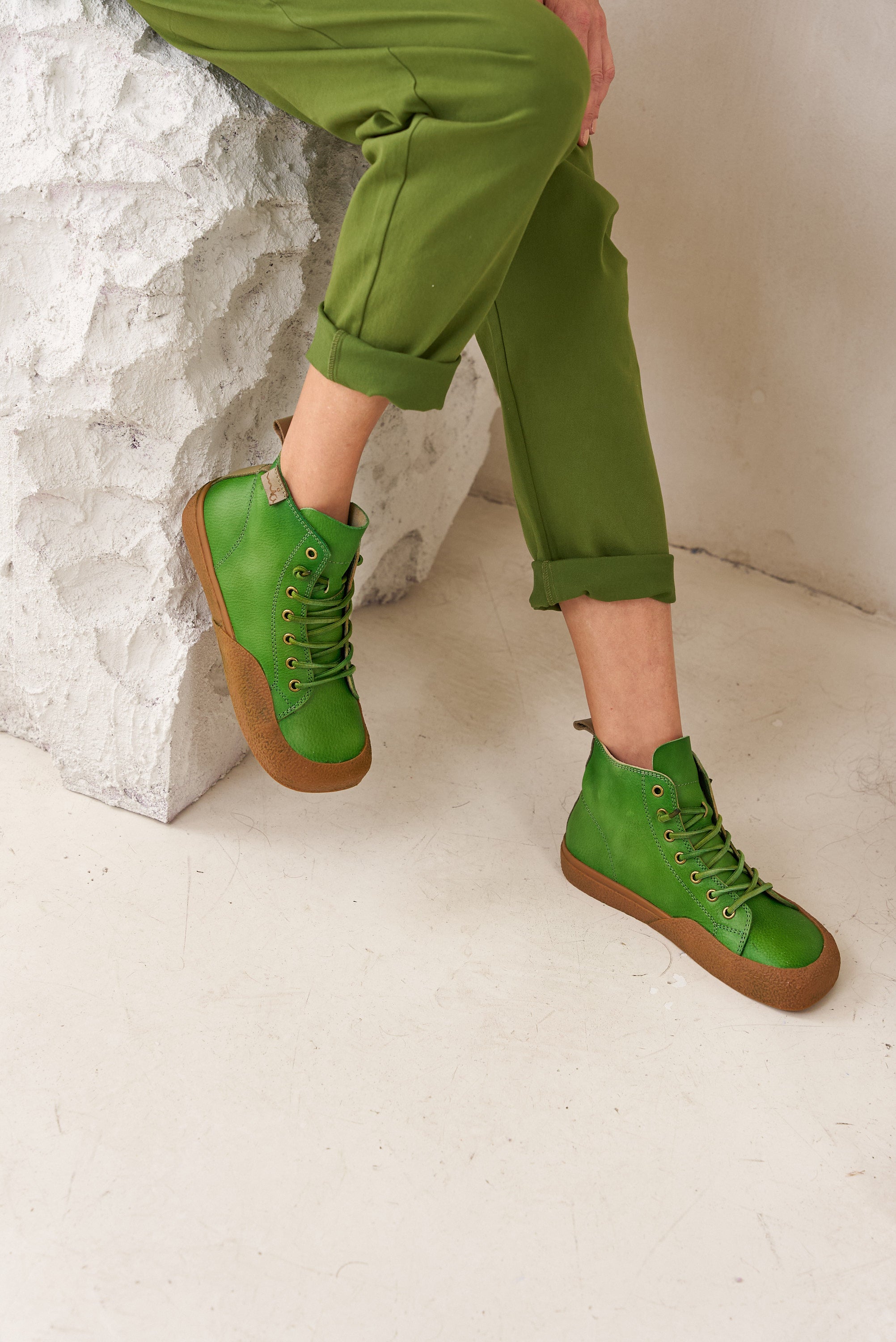 High leather shoes with green color combination laces