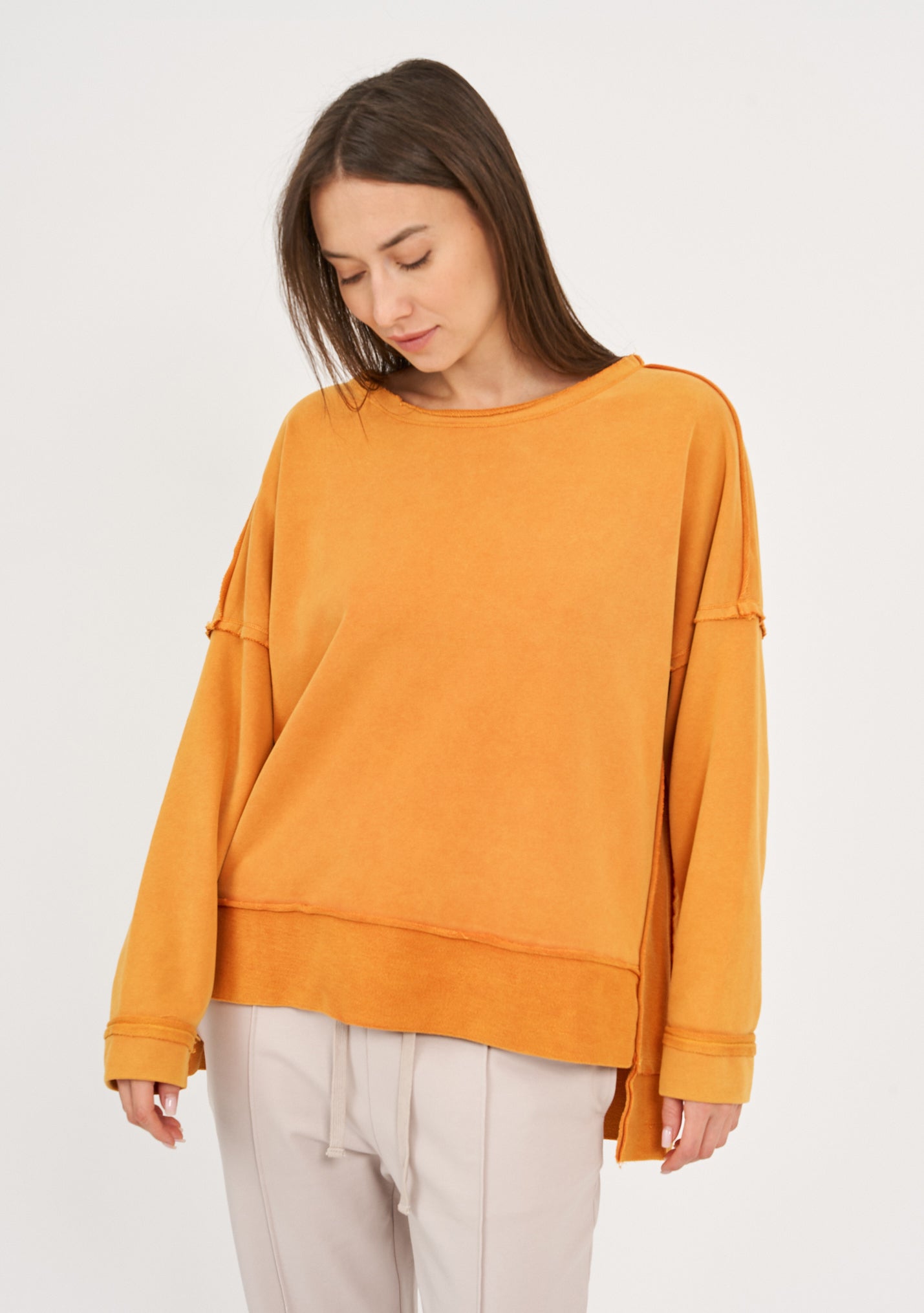 Wash sweatshirt with reverse fabric hem, orange wash