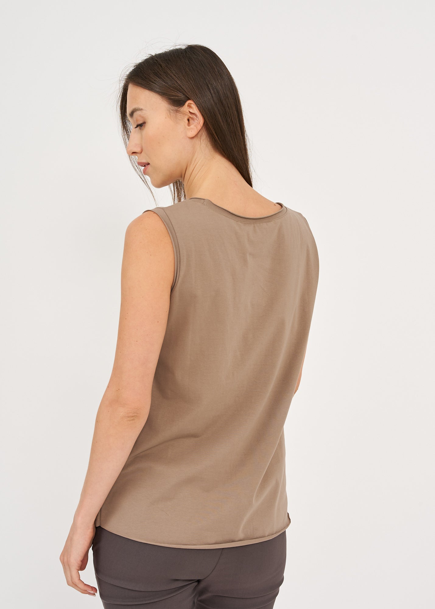 Undershirt with diagonal stitching and brown spikes