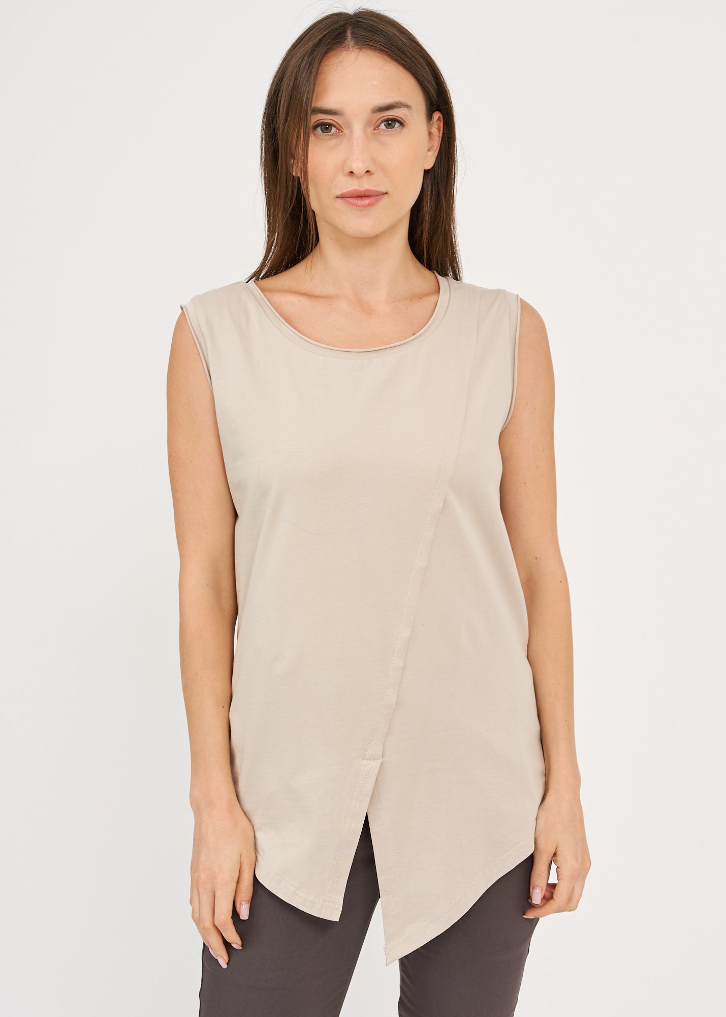 Undershirt with diagonal seams and Stone tips