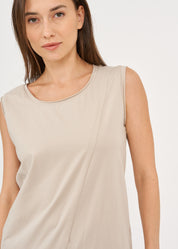 Undershirt with diagonal seams and Stone tips