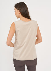 Undershirt with diagonal seams and Stone tips