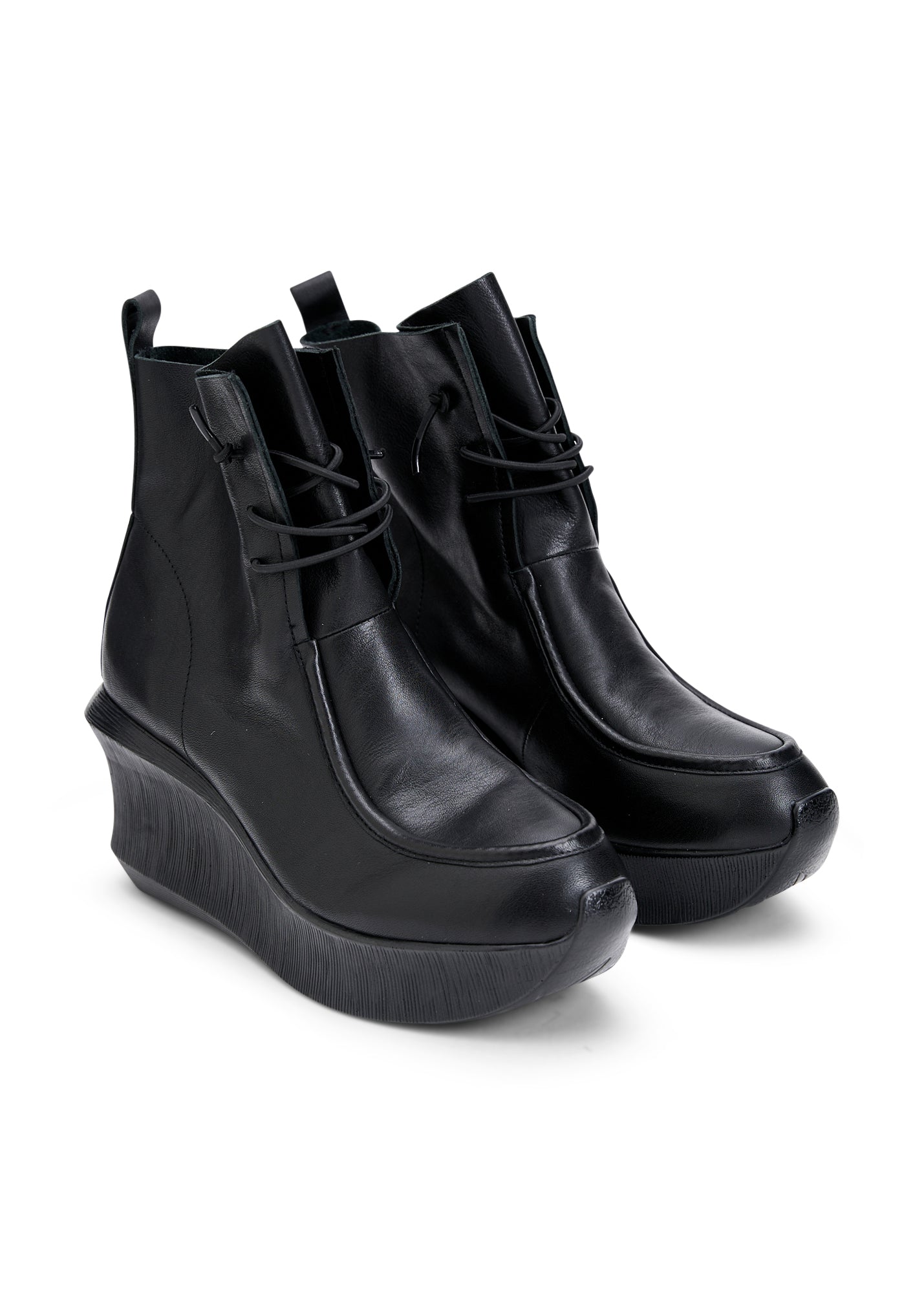 Platform leather shoes with black laces