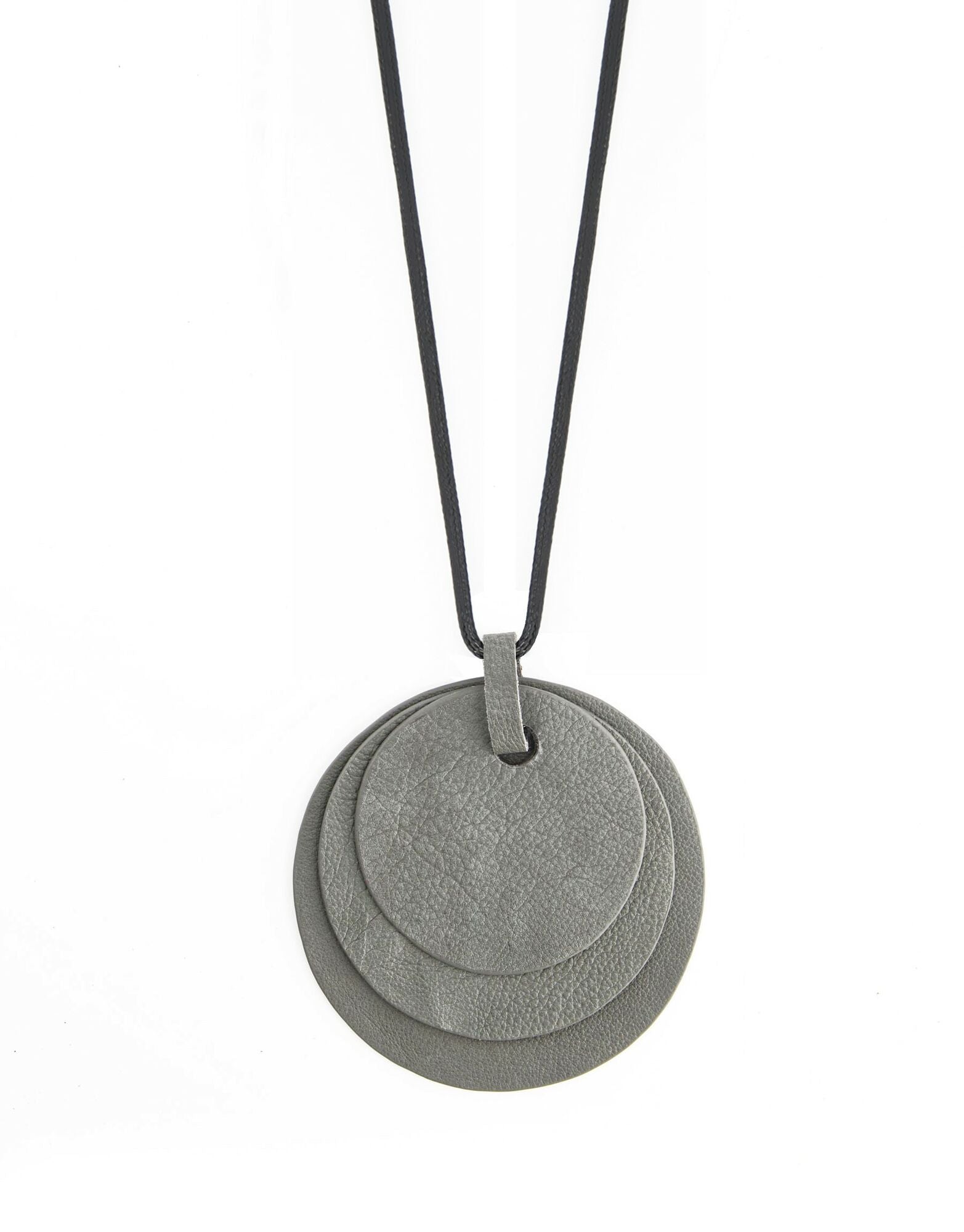 Leather chain 3 circles of different sizes on gray thread