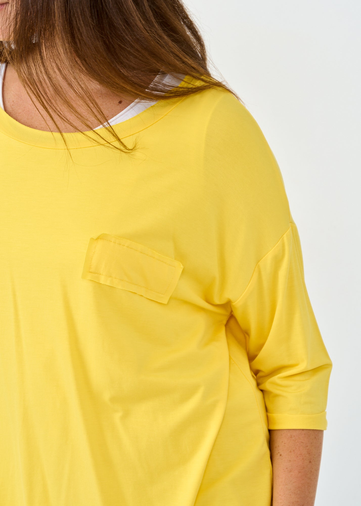 חולצת בסיס 3 4 עם דמוי כיס צהוב