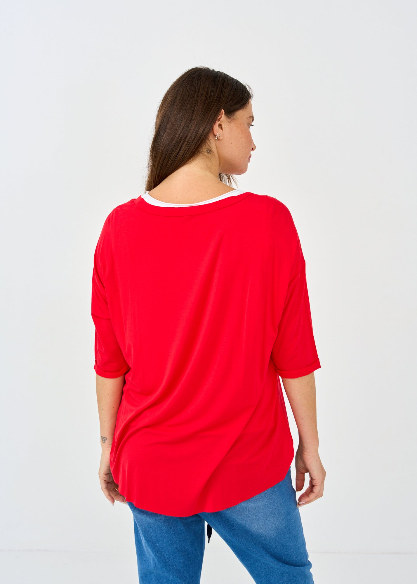 חולצת בסיס 3 4 עם דמוי כיס אדום