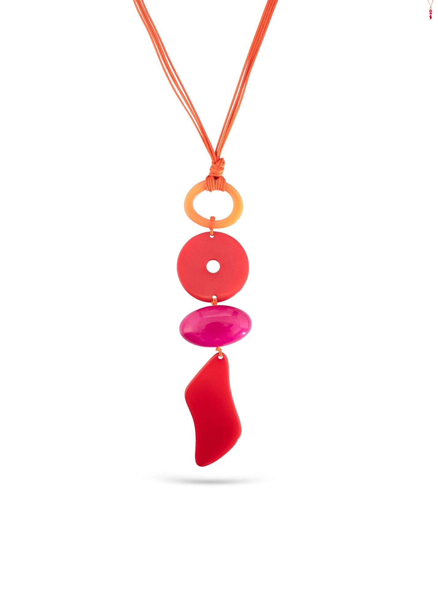 Four-piece resin necklace with a red rhombus