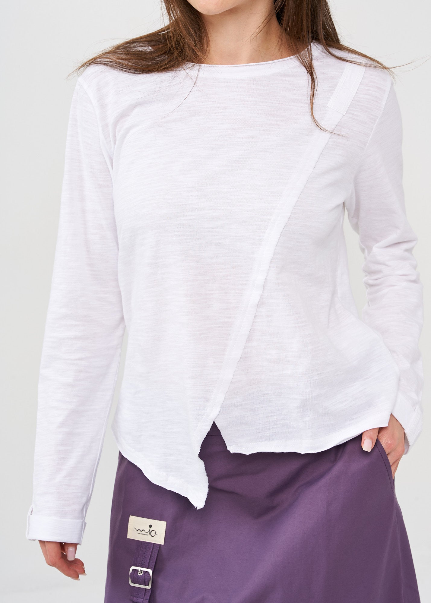 Long sleeve shirt with a white ribbon combination