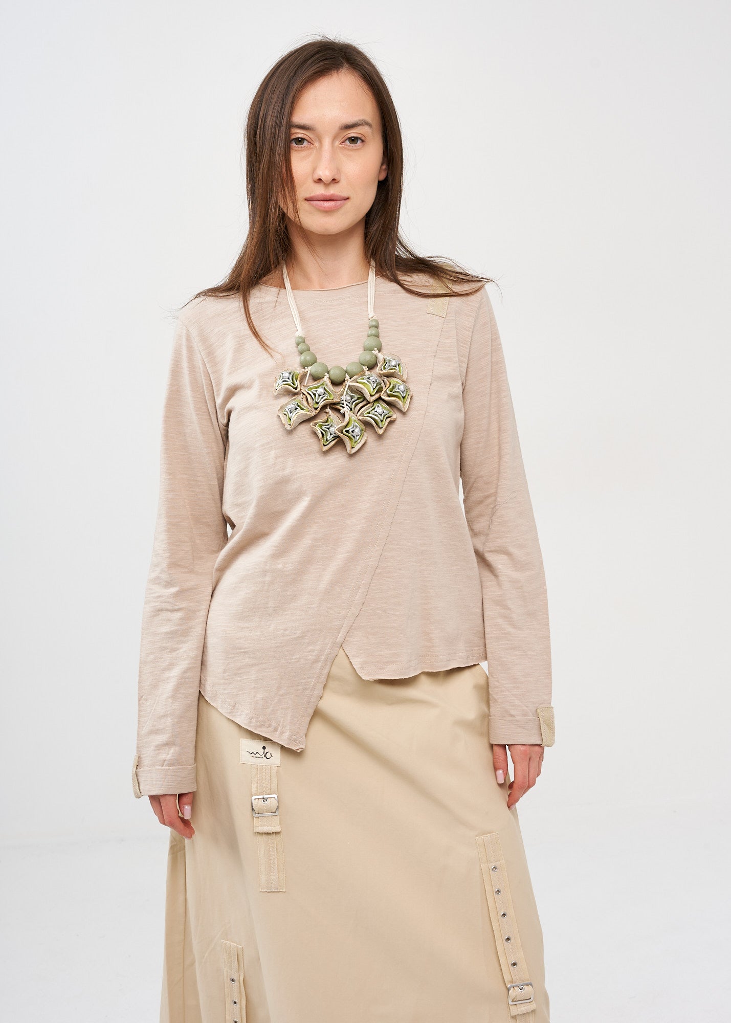 Long sleeve shirt with beige ribbon combination