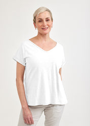 Basic V-neck t-shirt and white pleat