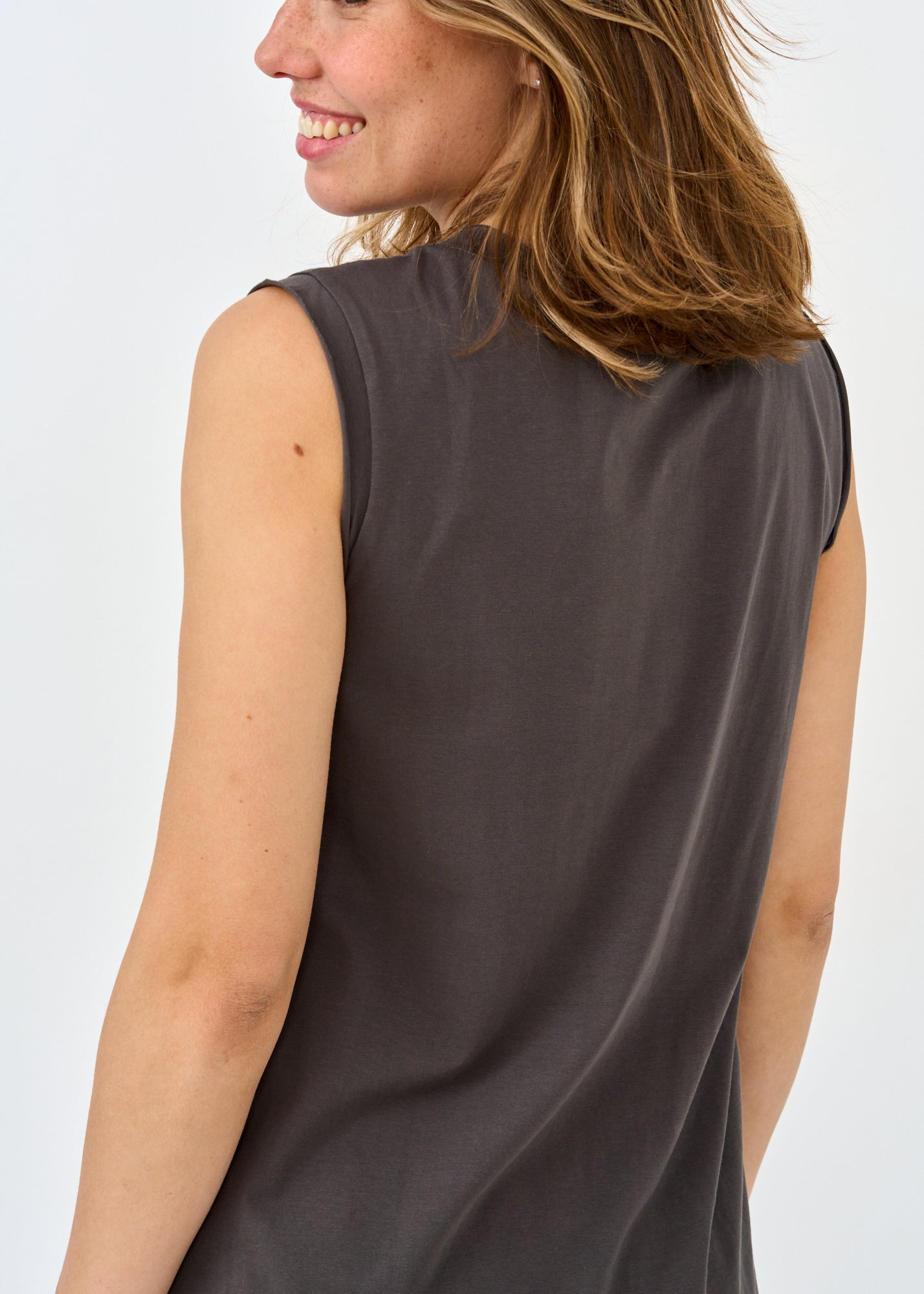 Long base tank top, dark gray prominent front seam