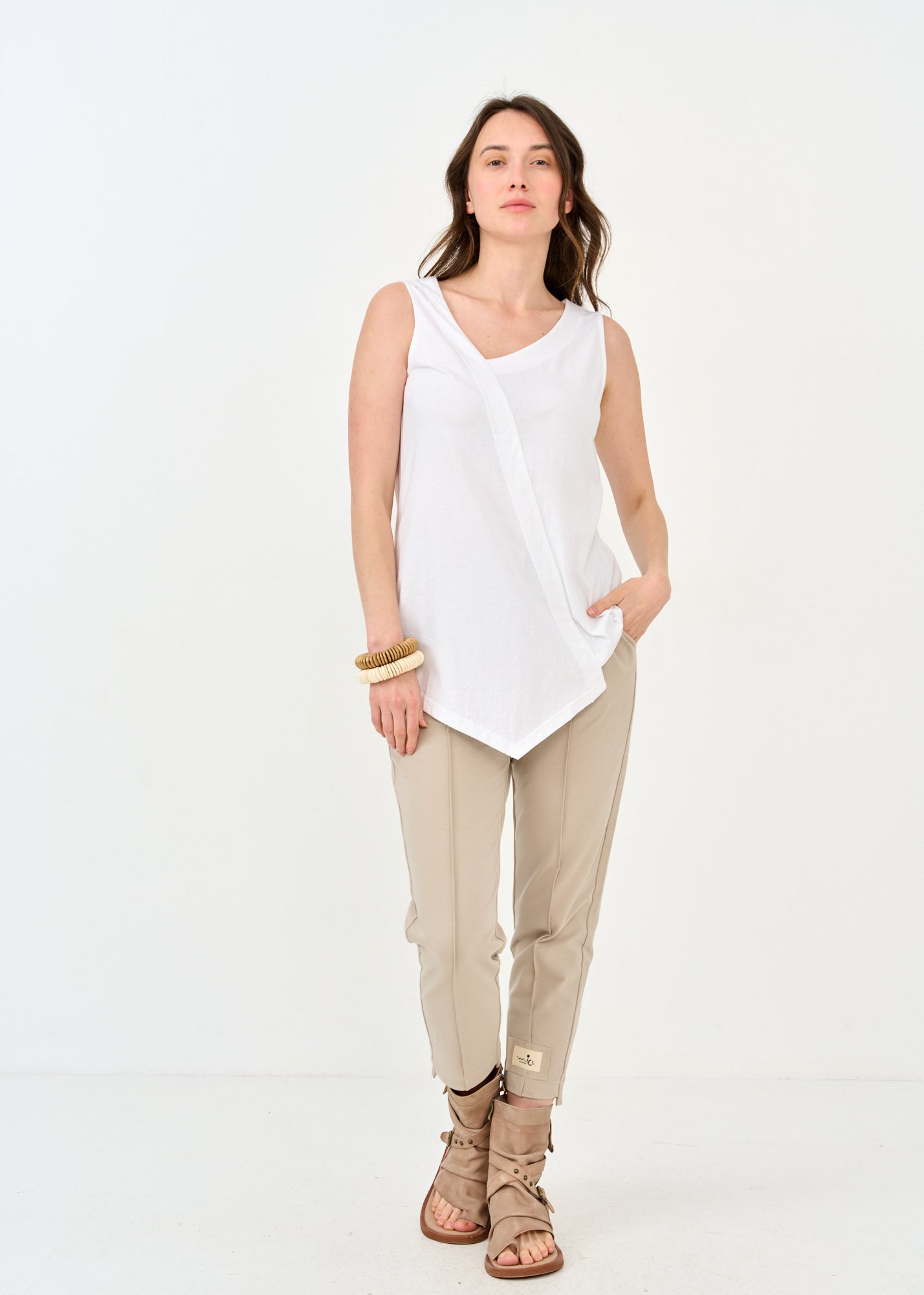 Asymmetric key tank top with a triangular ending in white