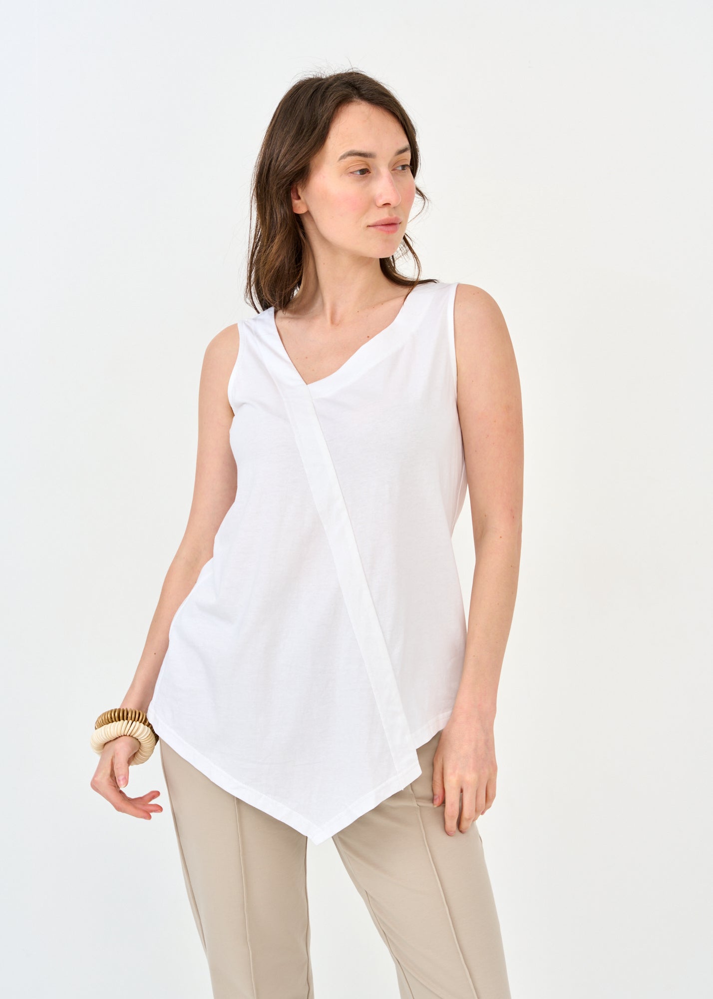 Asymmetric key tank top with a triangular ending in white