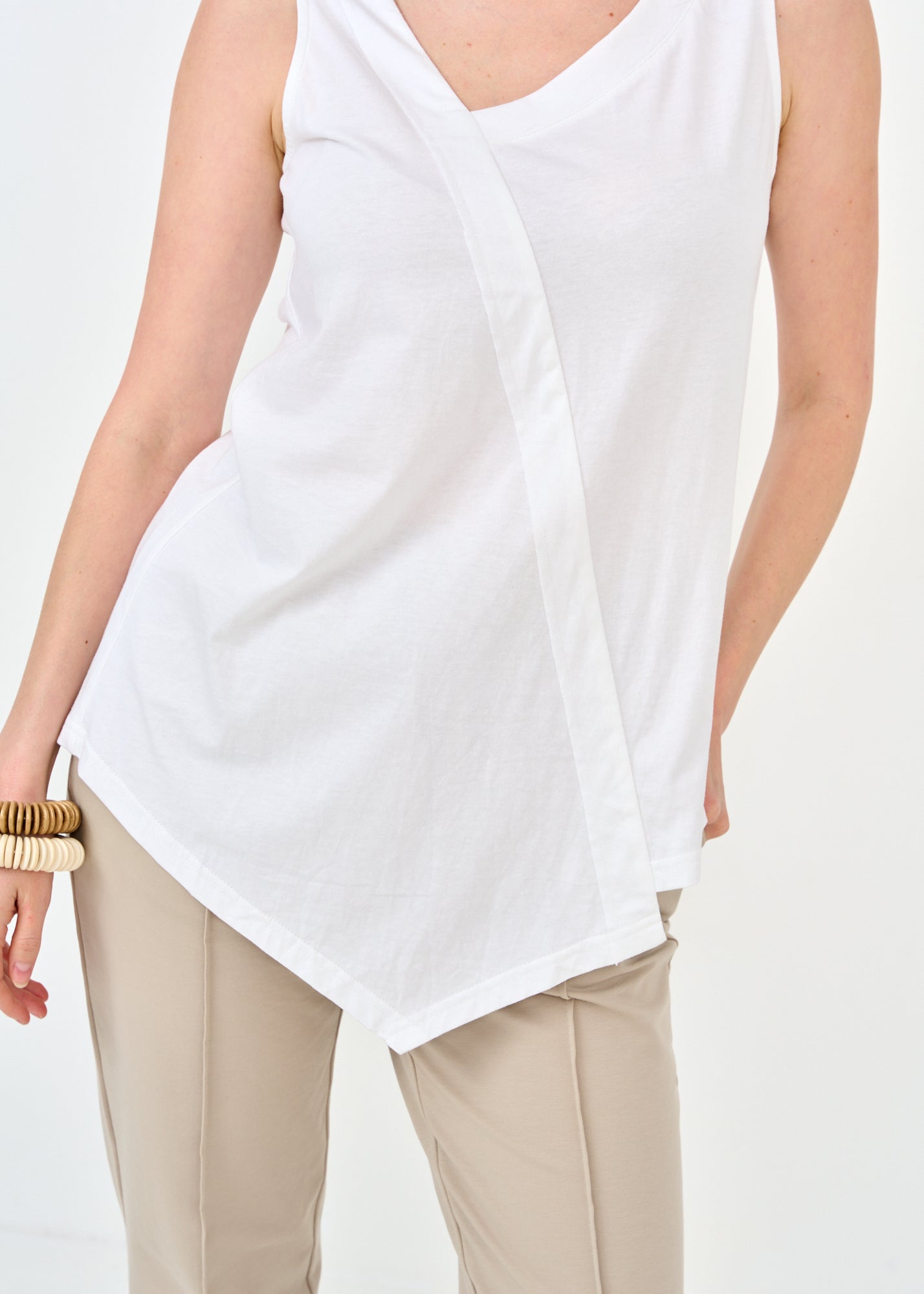 Asymmetric key tank top with a triangular ending in white