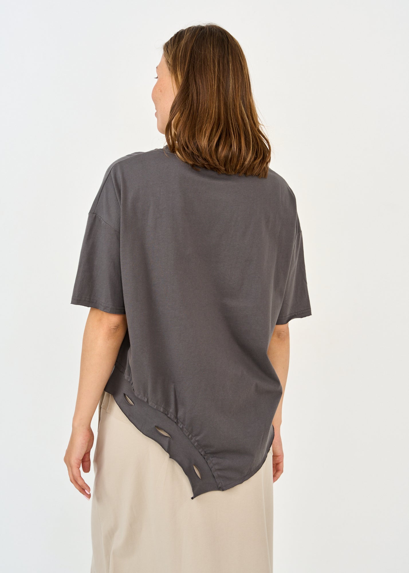 חולצה שרוול קצר סיומת אסימטרית מעוגלת אפור כהה