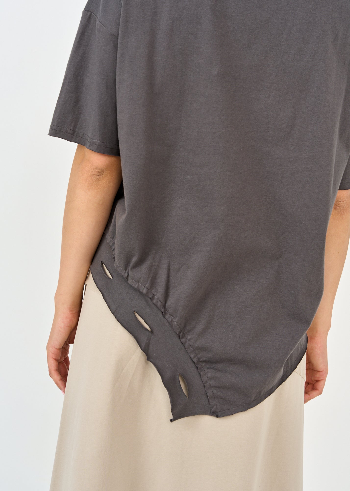 חולצה שרוול קצר סיומת אסימטרית מעוגלת אפור כהה