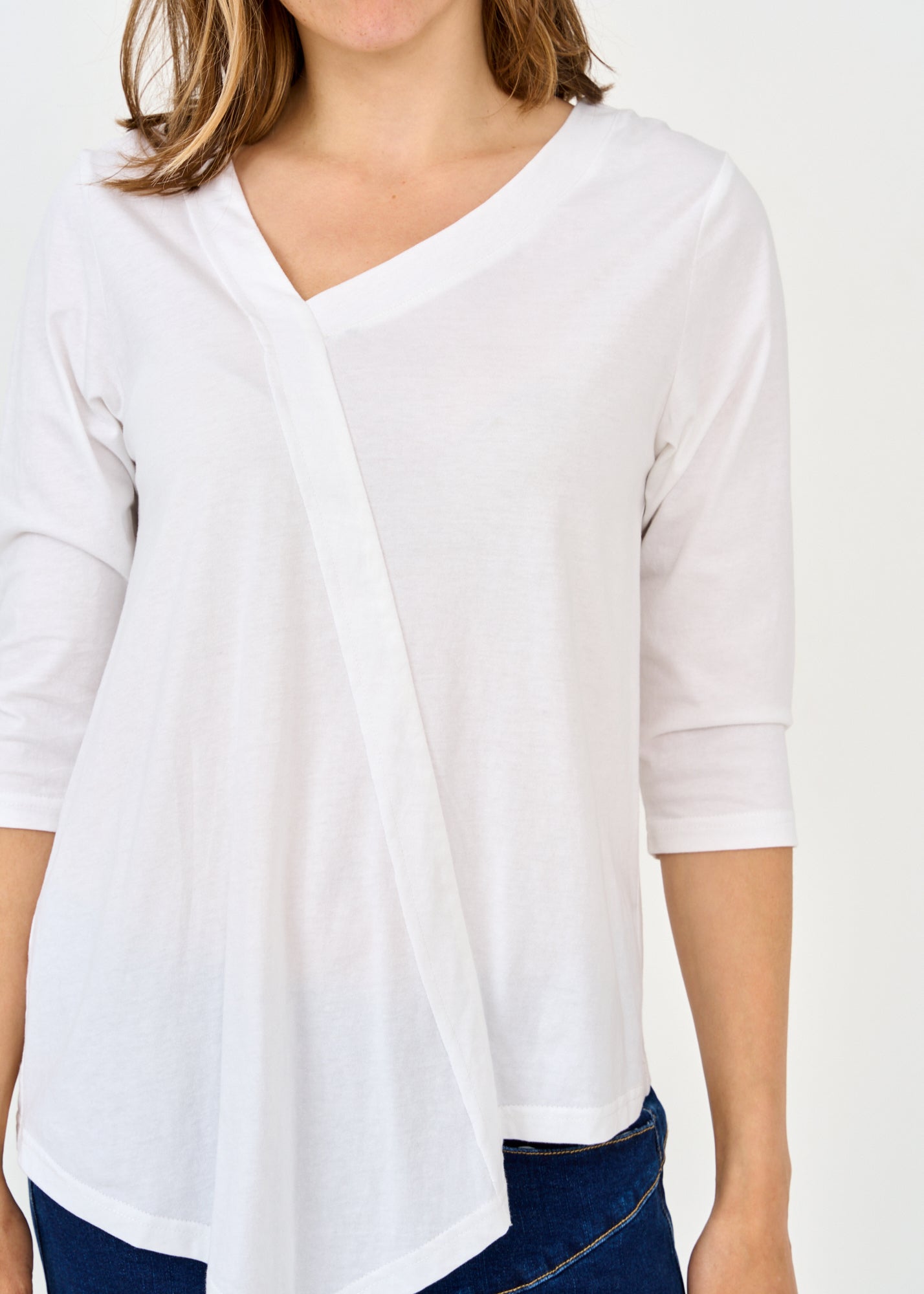 חולצה שרוול 3 4 מפתח אסימטרי סיומת משולשת לבן
