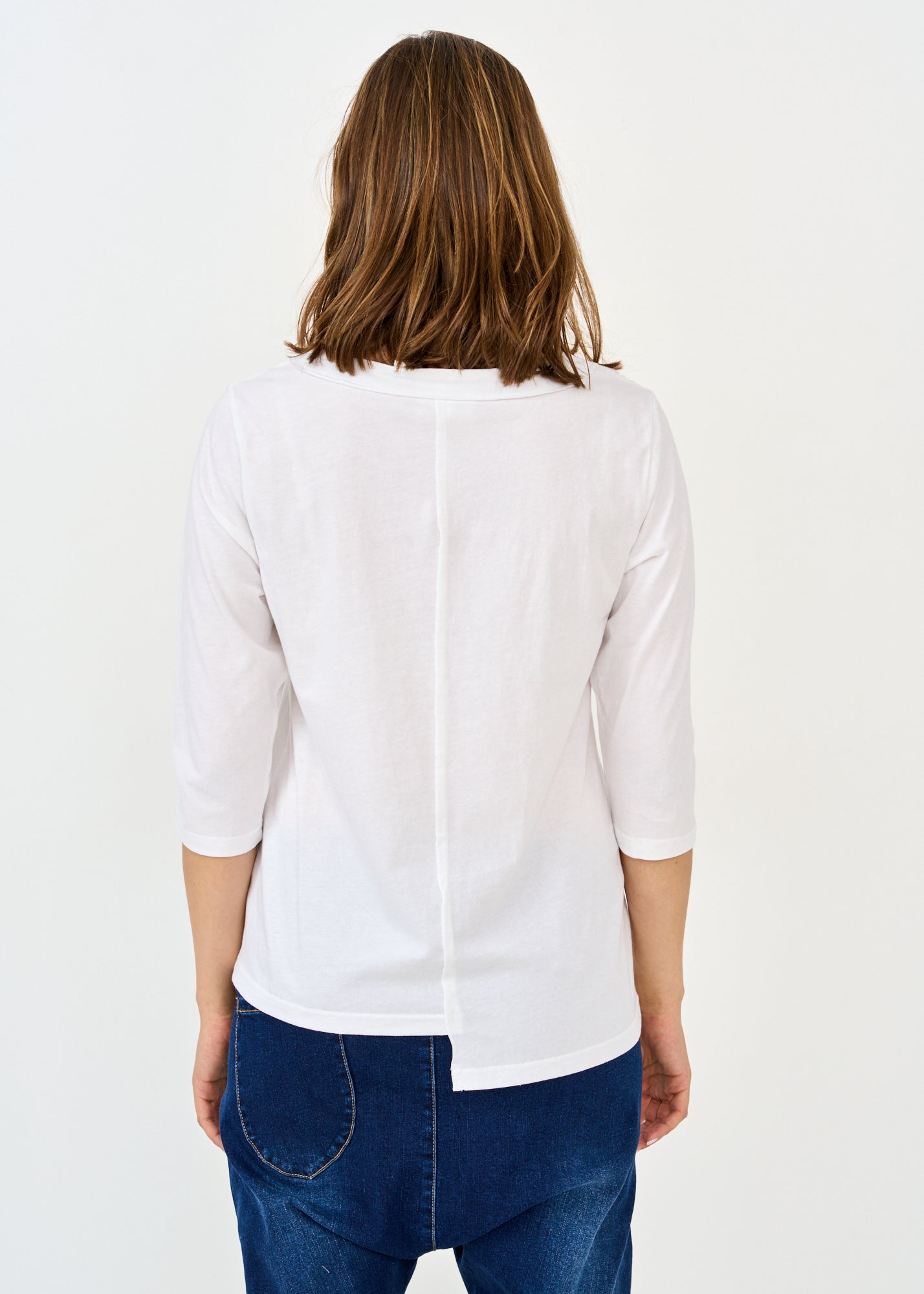 חולצה שרוול 3 4 מפתח אסימטרי סיומת משולשת לבן