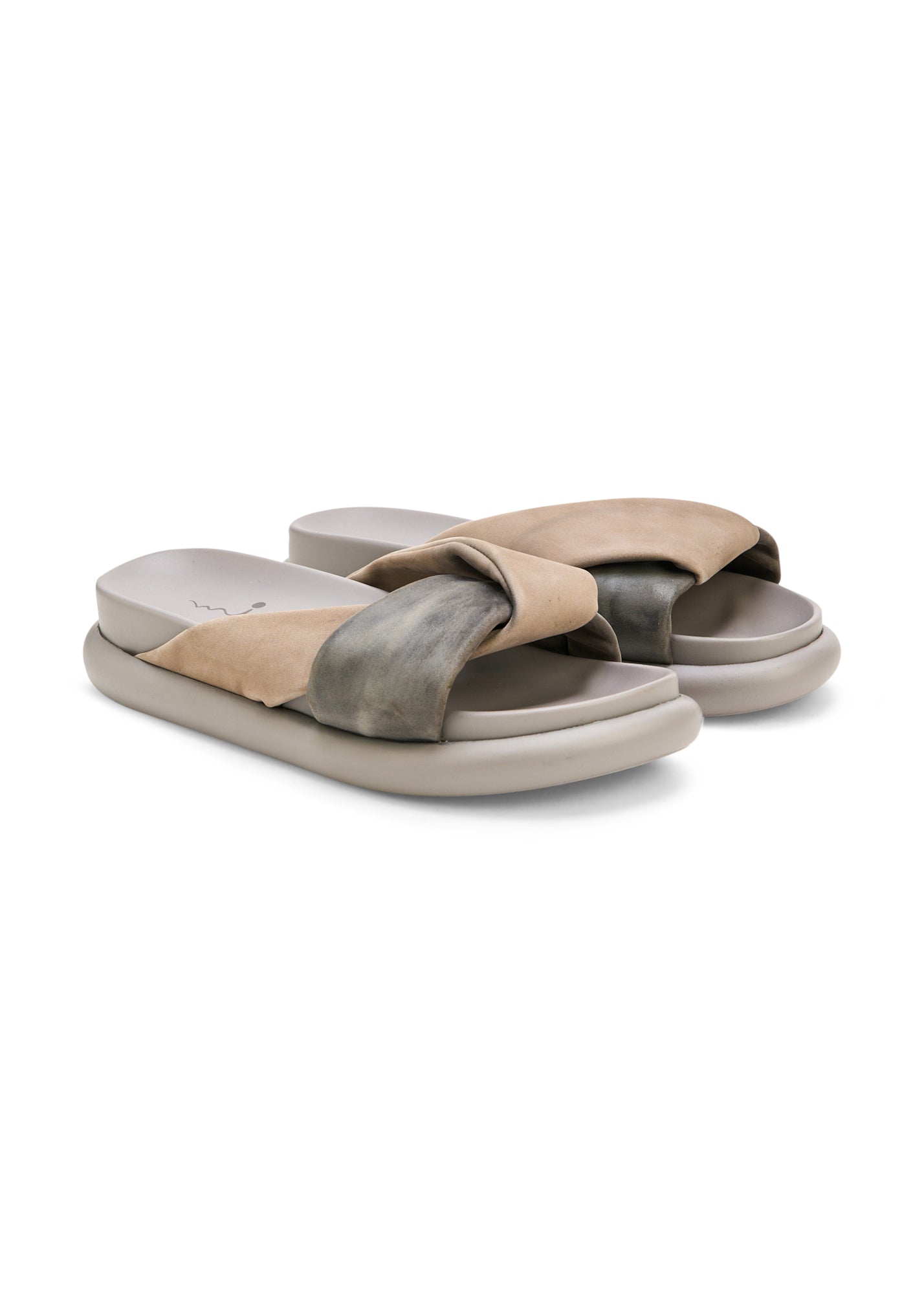 Leather flip flops with interlocking gray straps