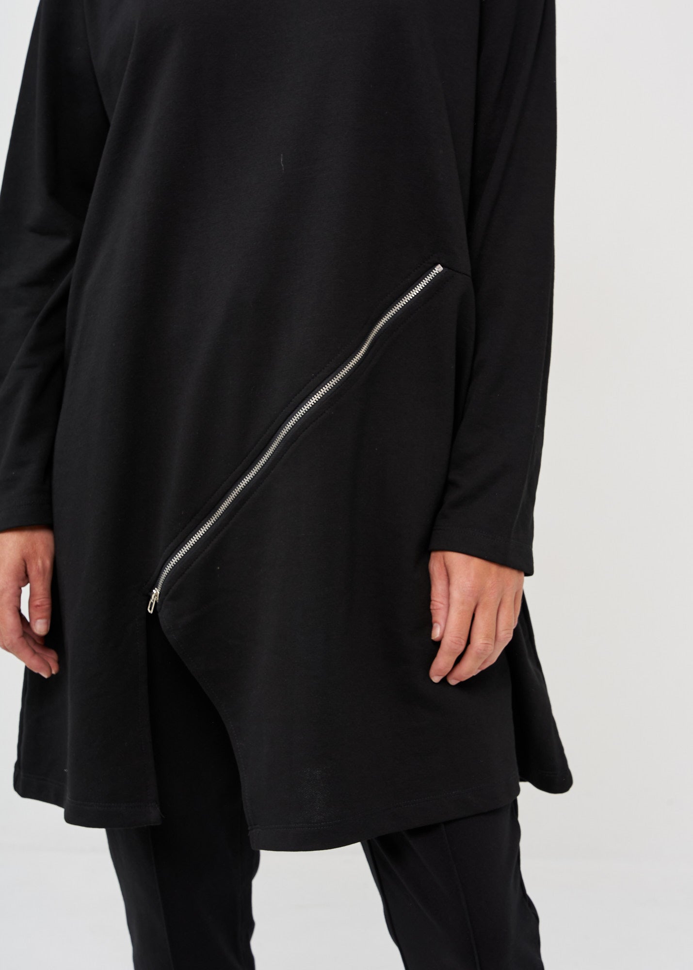 Black diagonal zipper long sleeve tunic