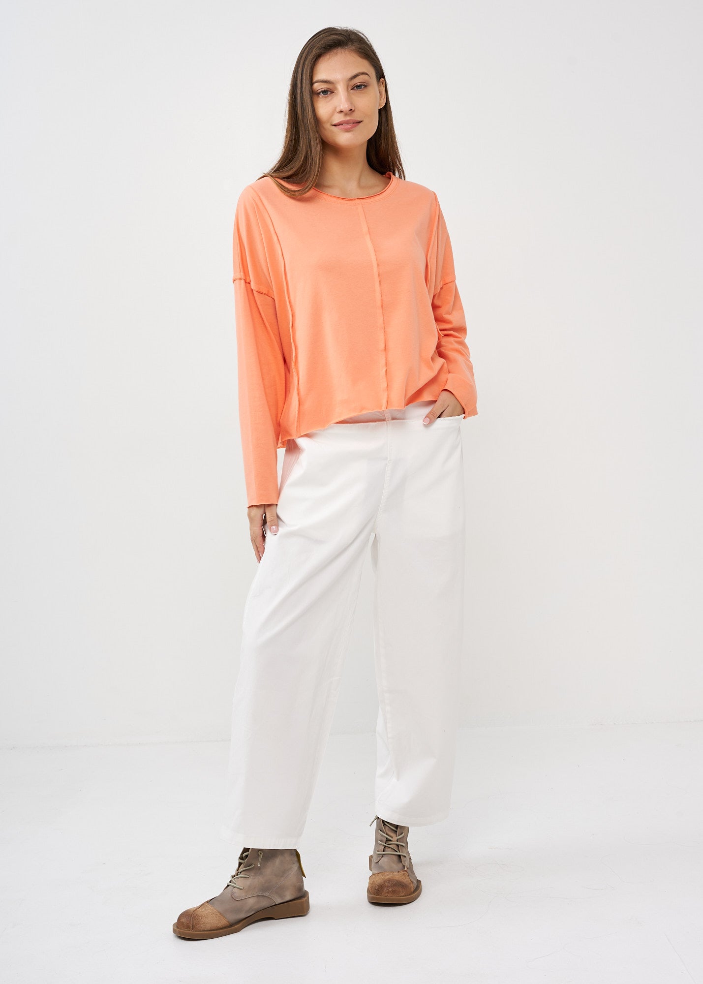 Wide leg trousers with straight pockets in white