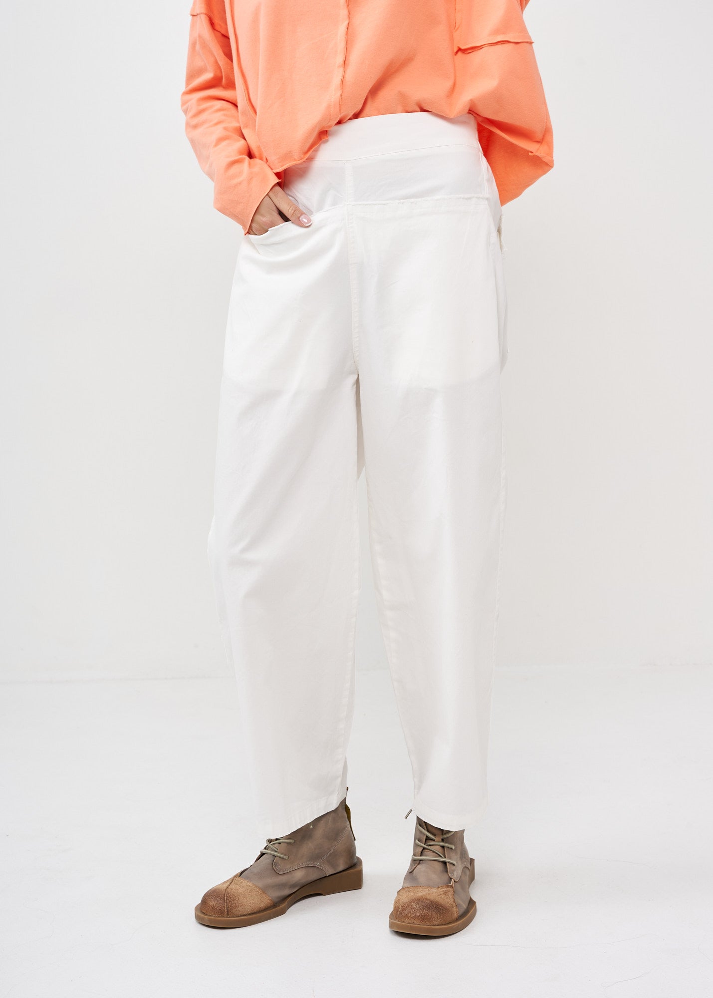 Wide leg trousers with straight pockets in white