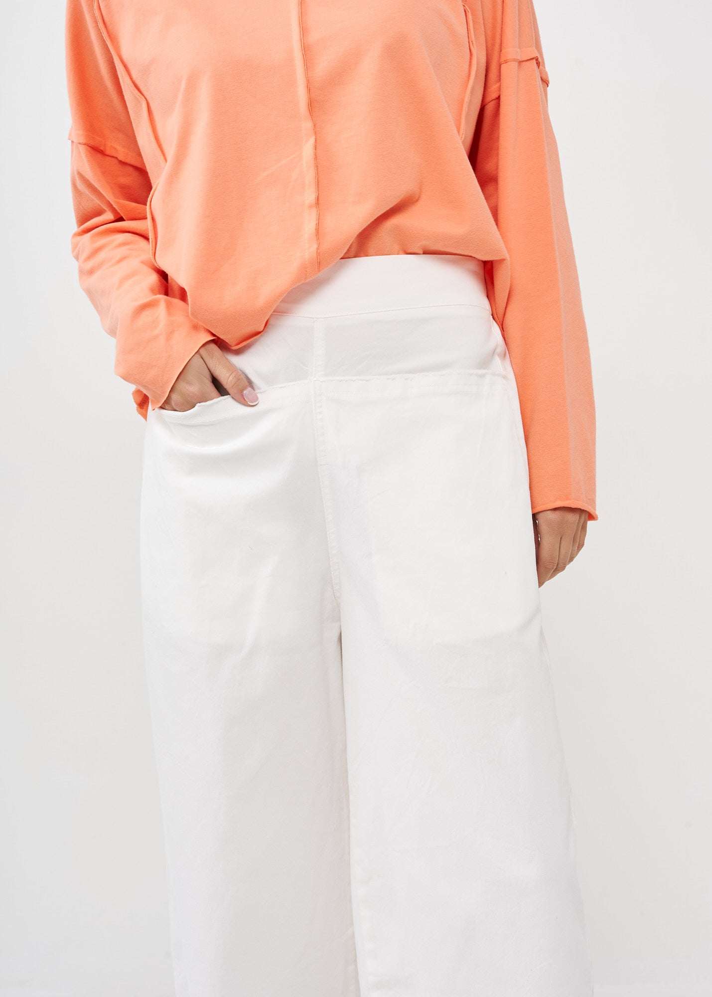 Wide leg trousers with straight pockets in white