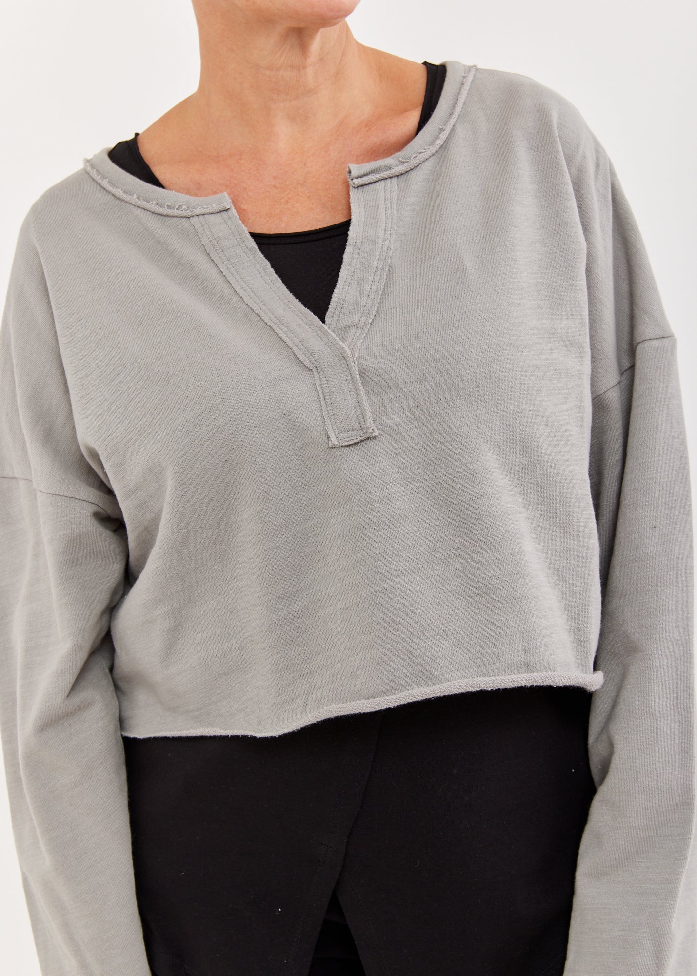 Long sleeve sweatshirt in a gray crop cut