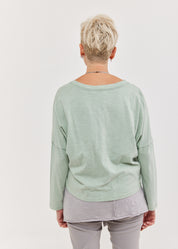 V-shirt long sleeve diagonal cuts green