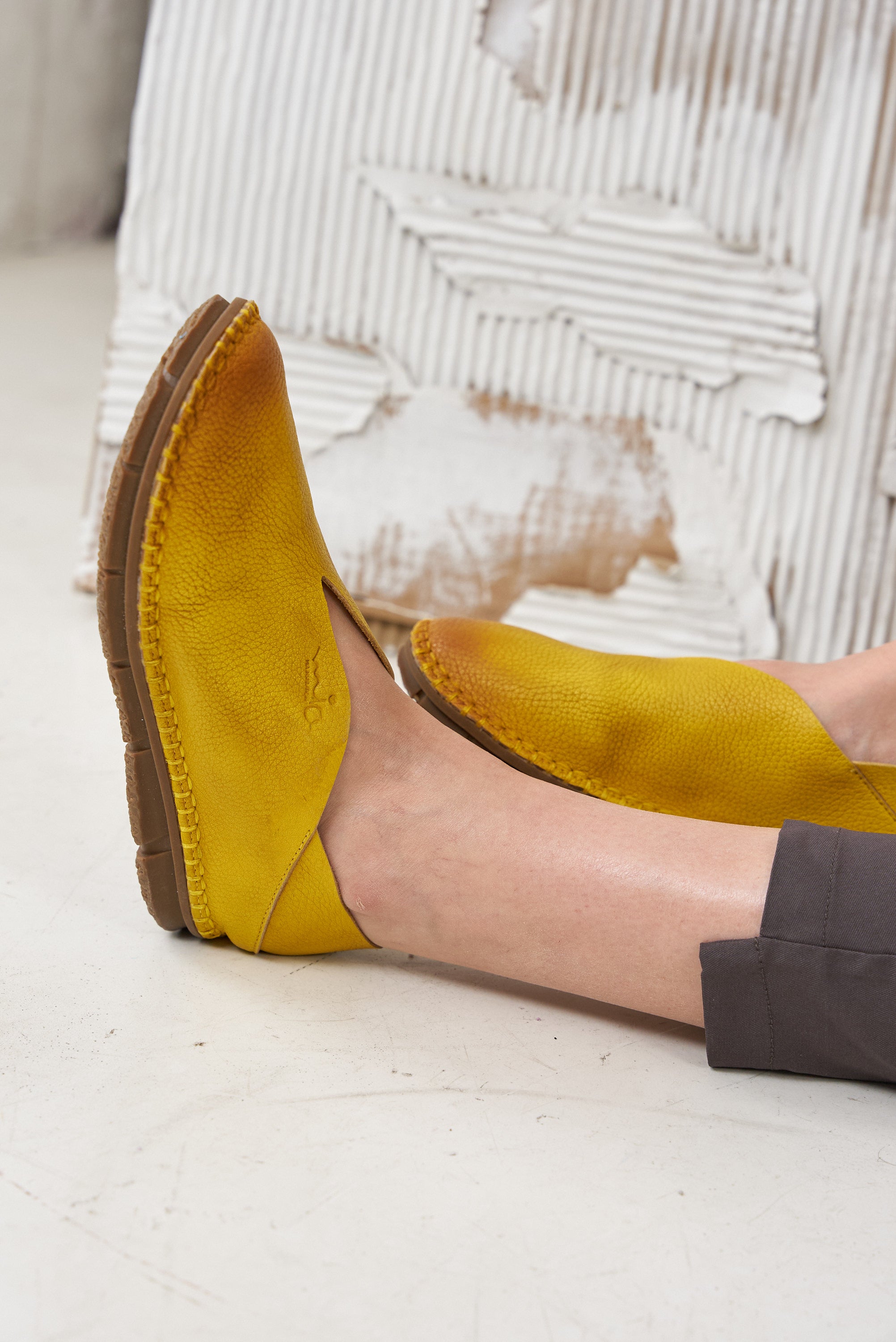 Yellow folding heel low leather shoes