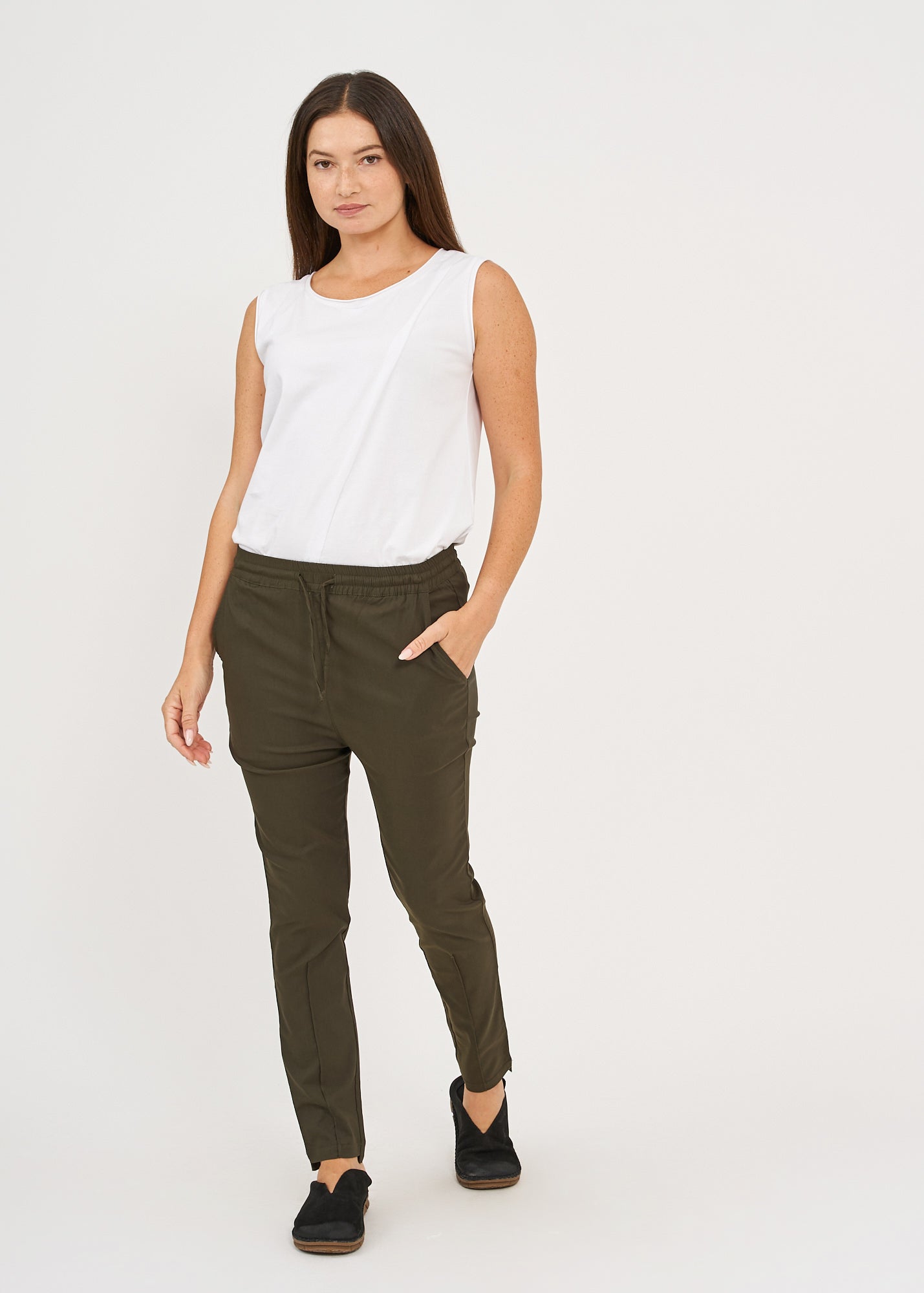 Basic pants with drawstring and diagonal pockets green