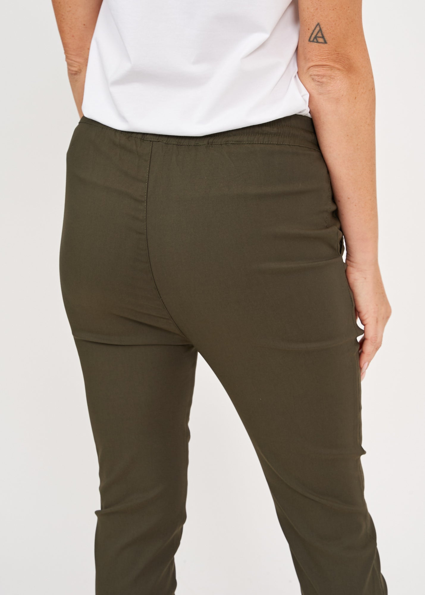 Basic pants with drawstring and diagonal pockets green