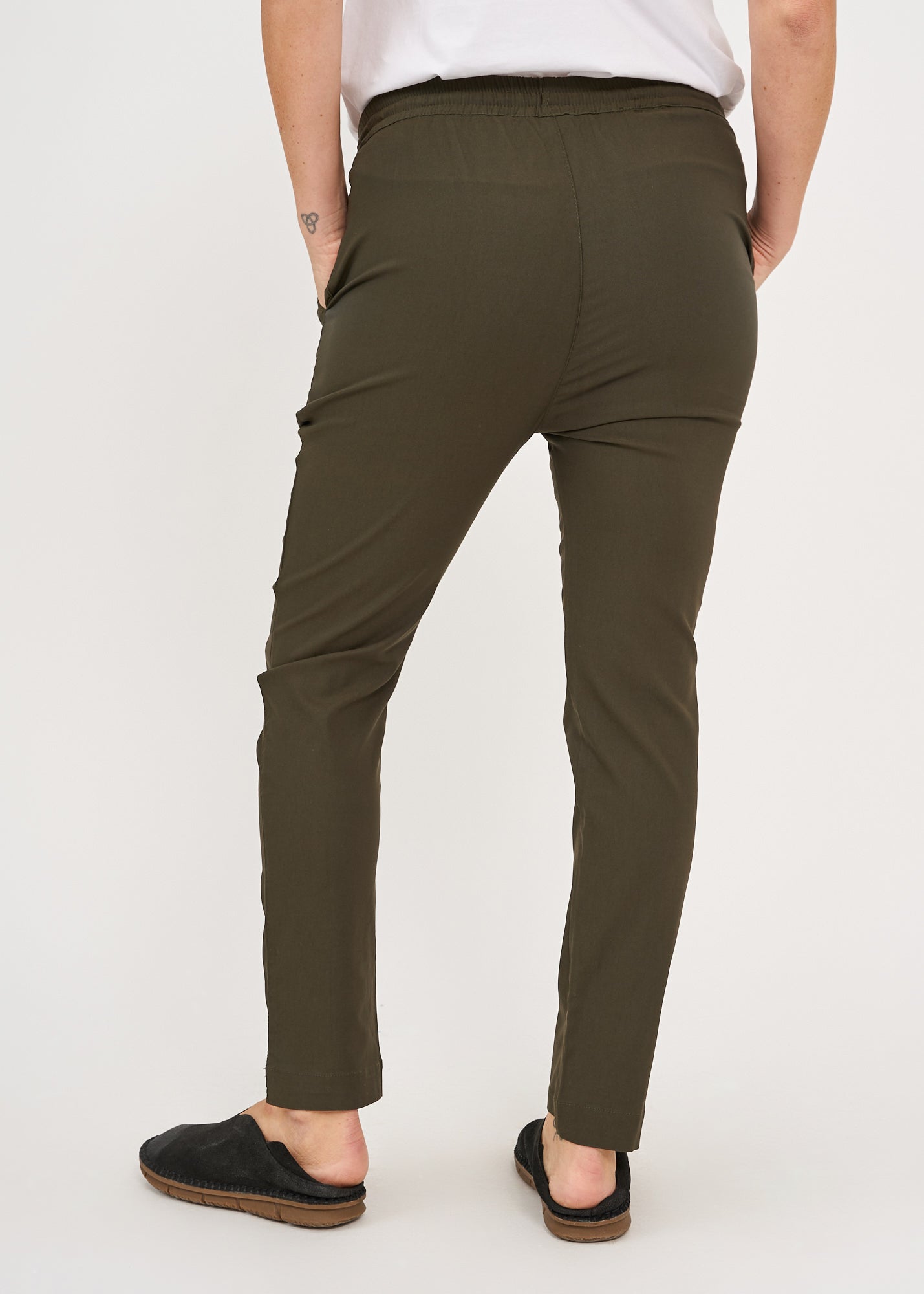 Basic pants with drawstring and diagonal pockets green