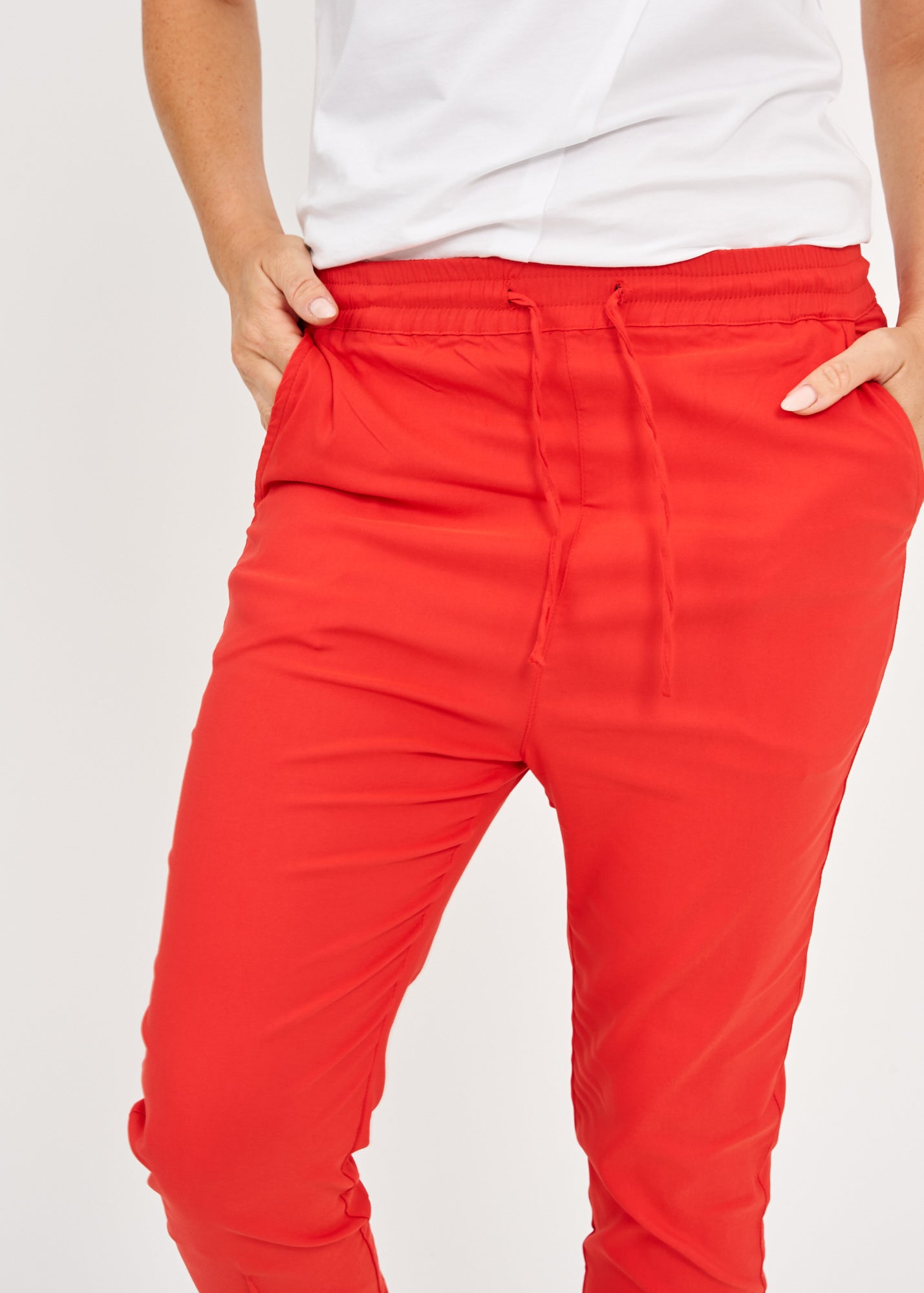 Basic pants with drawstring and diagonal pockets red