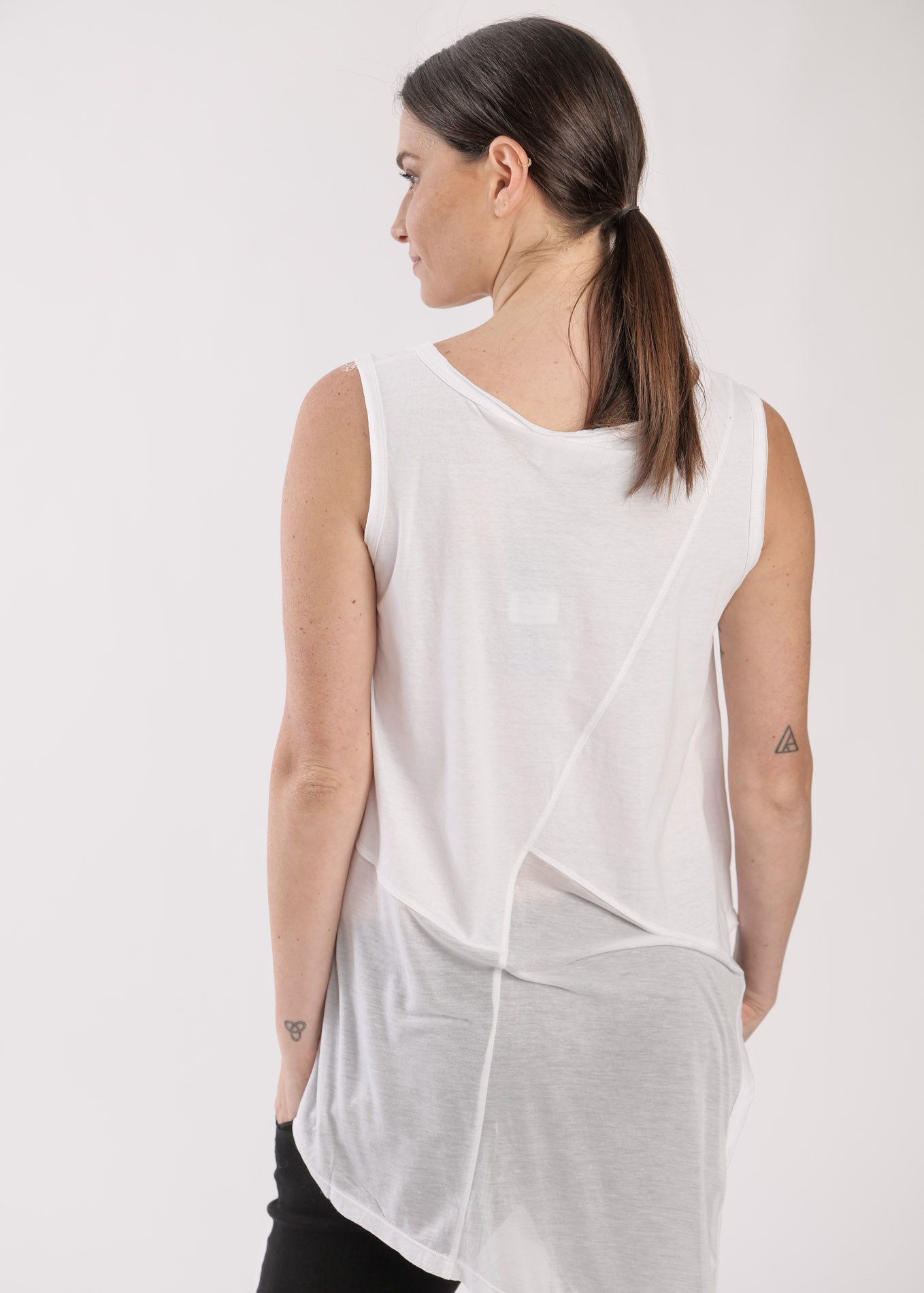 Long tank top model triangle forward white 