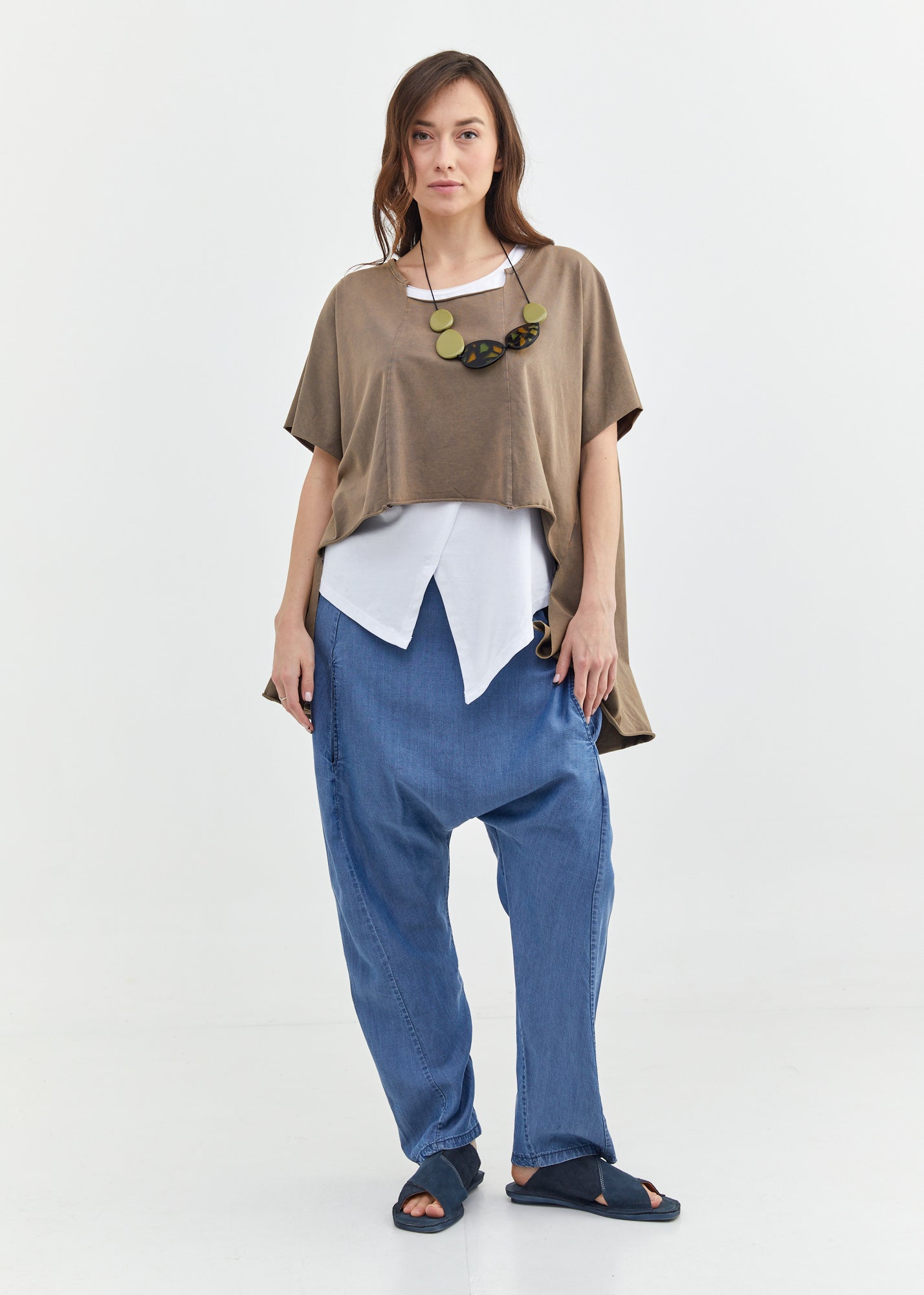 A short shirt with a pleat in the front and a brown back