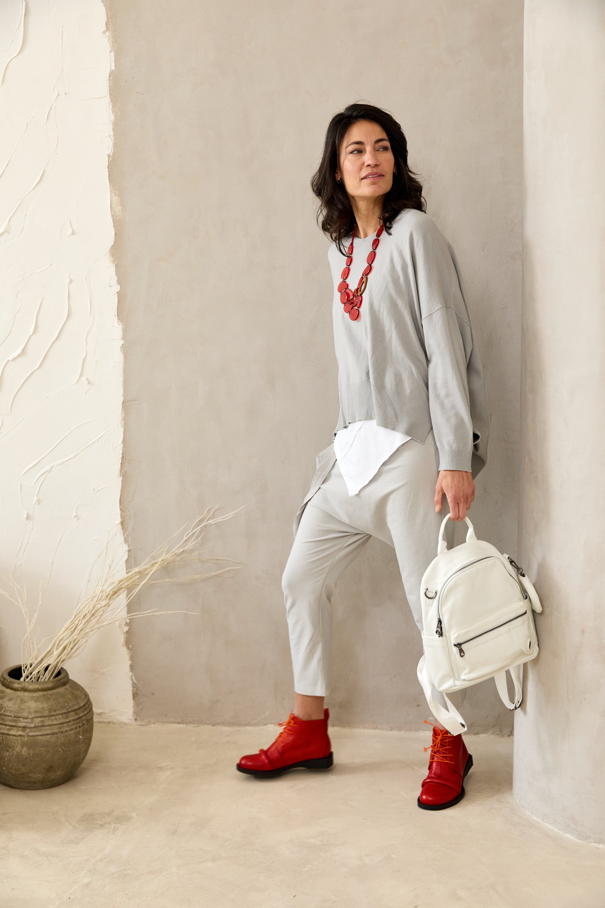 Ibaka back leather bag with white pocket