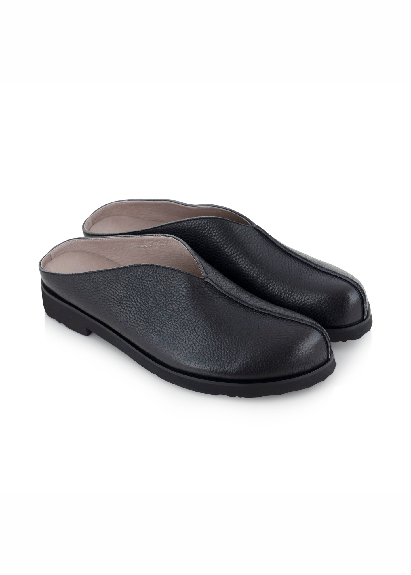 Leather flip flops with a prominent seam on the front, black