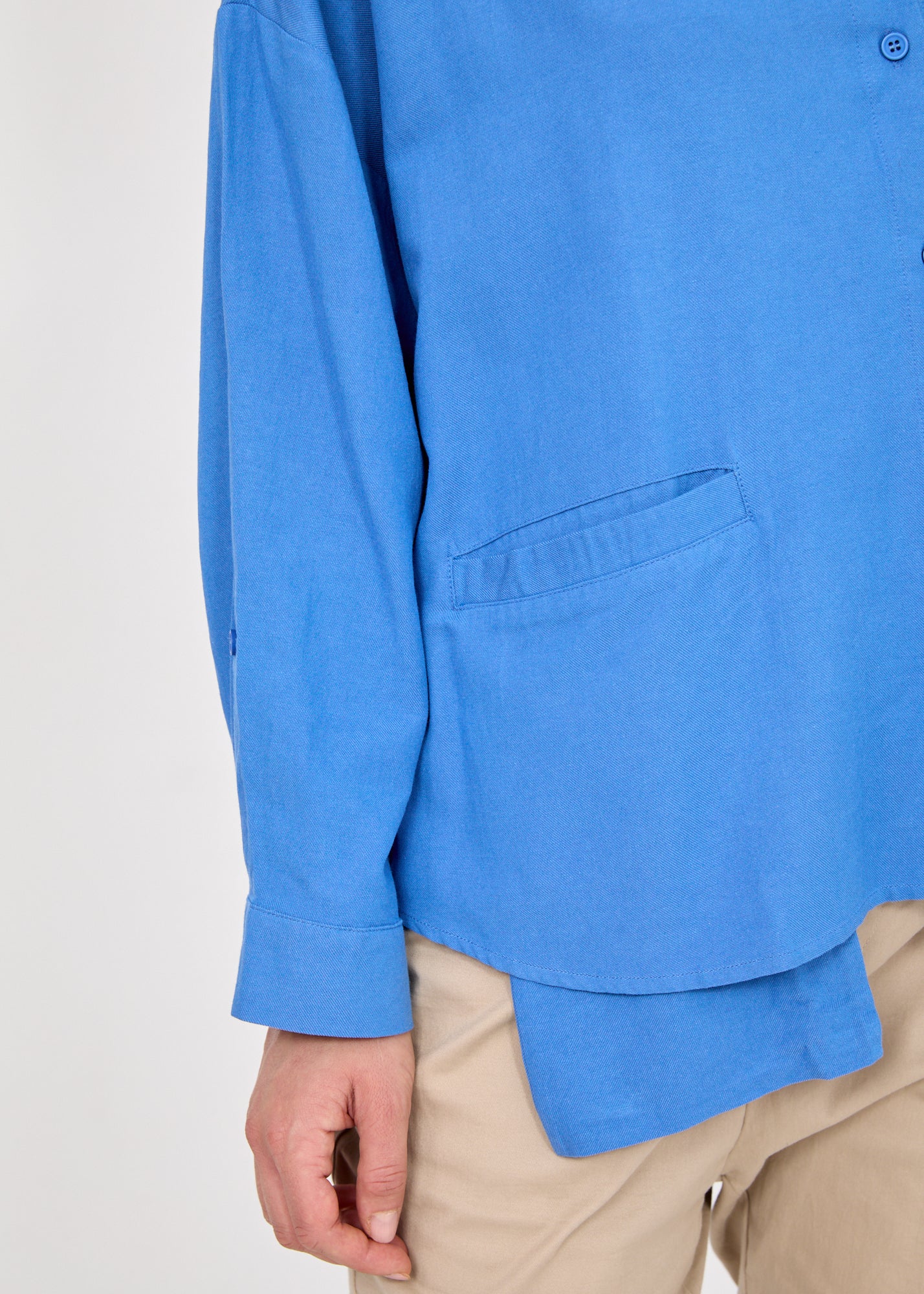 חולצה מכופתרת שרוול ארוך כיסים בולטים כחול