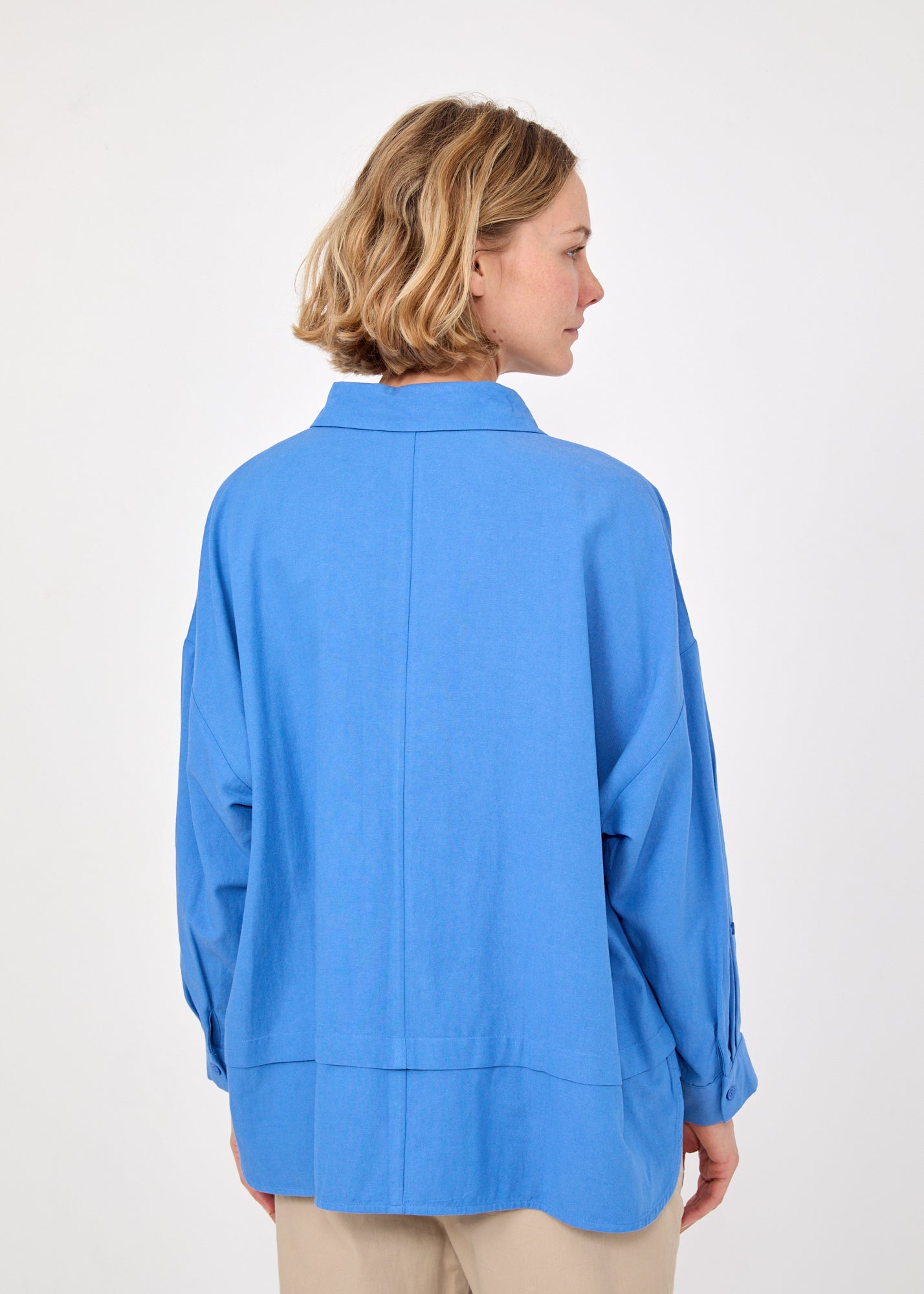 חולצה מכופתרת שרוול ארוך כיסים בולטים כחול