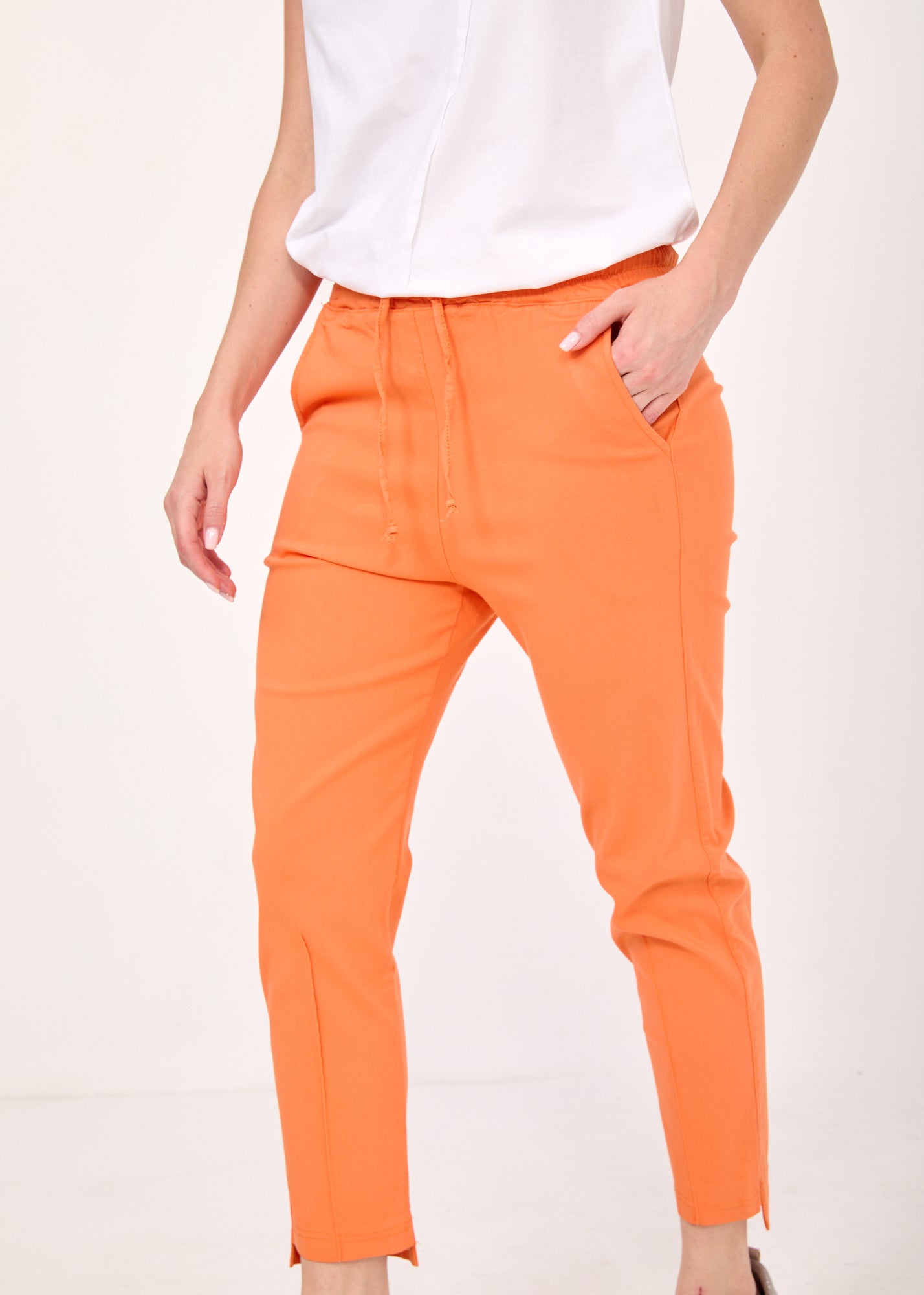 Basic pants with a drawstring and diagonal pockets Hamra