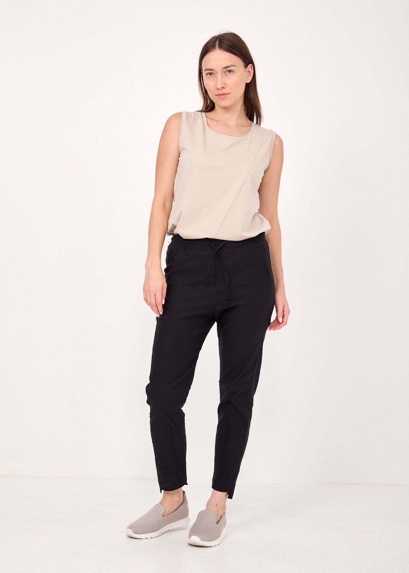 Basic pants with drawstring and diagonal pockets black