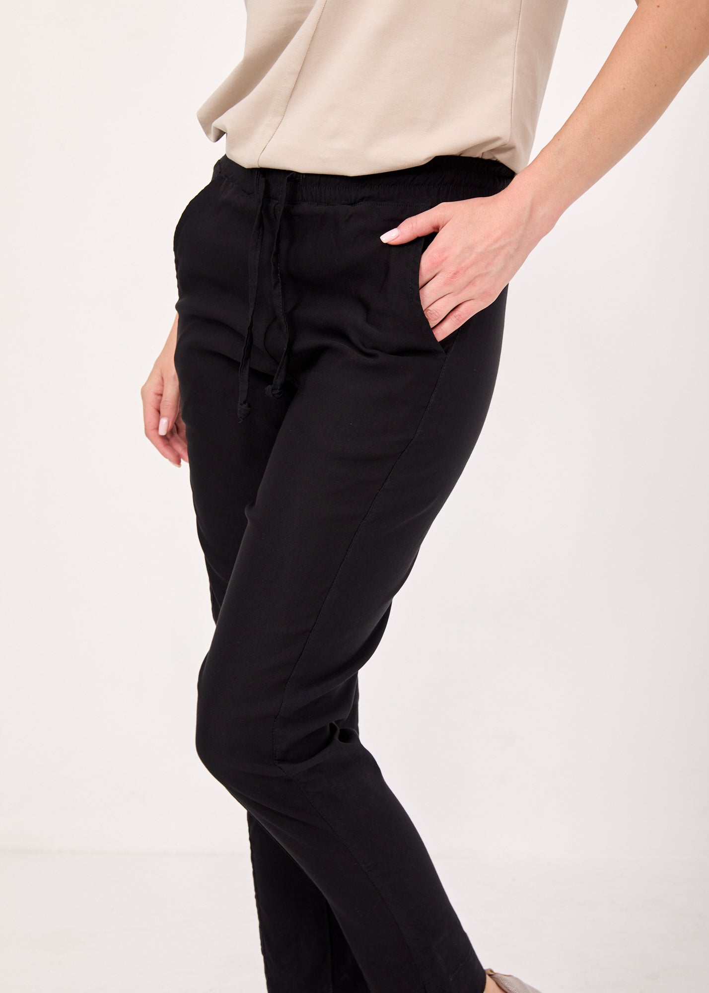 Basic pants with drawstring and diagonal pockets black