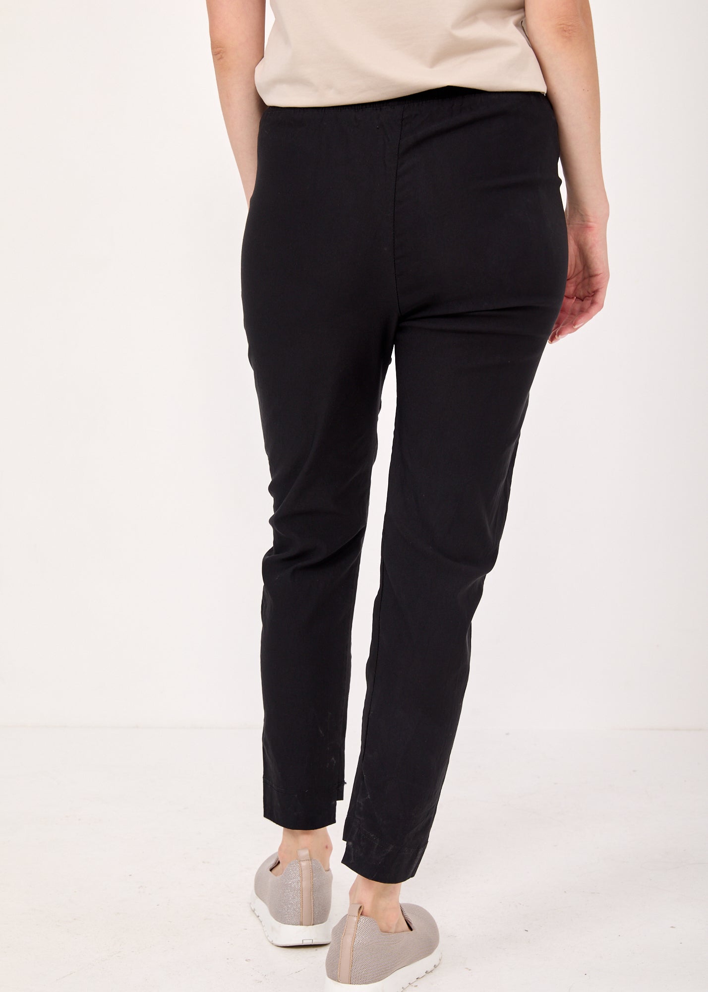 Basic pants with drawstring and diagonal pockets black