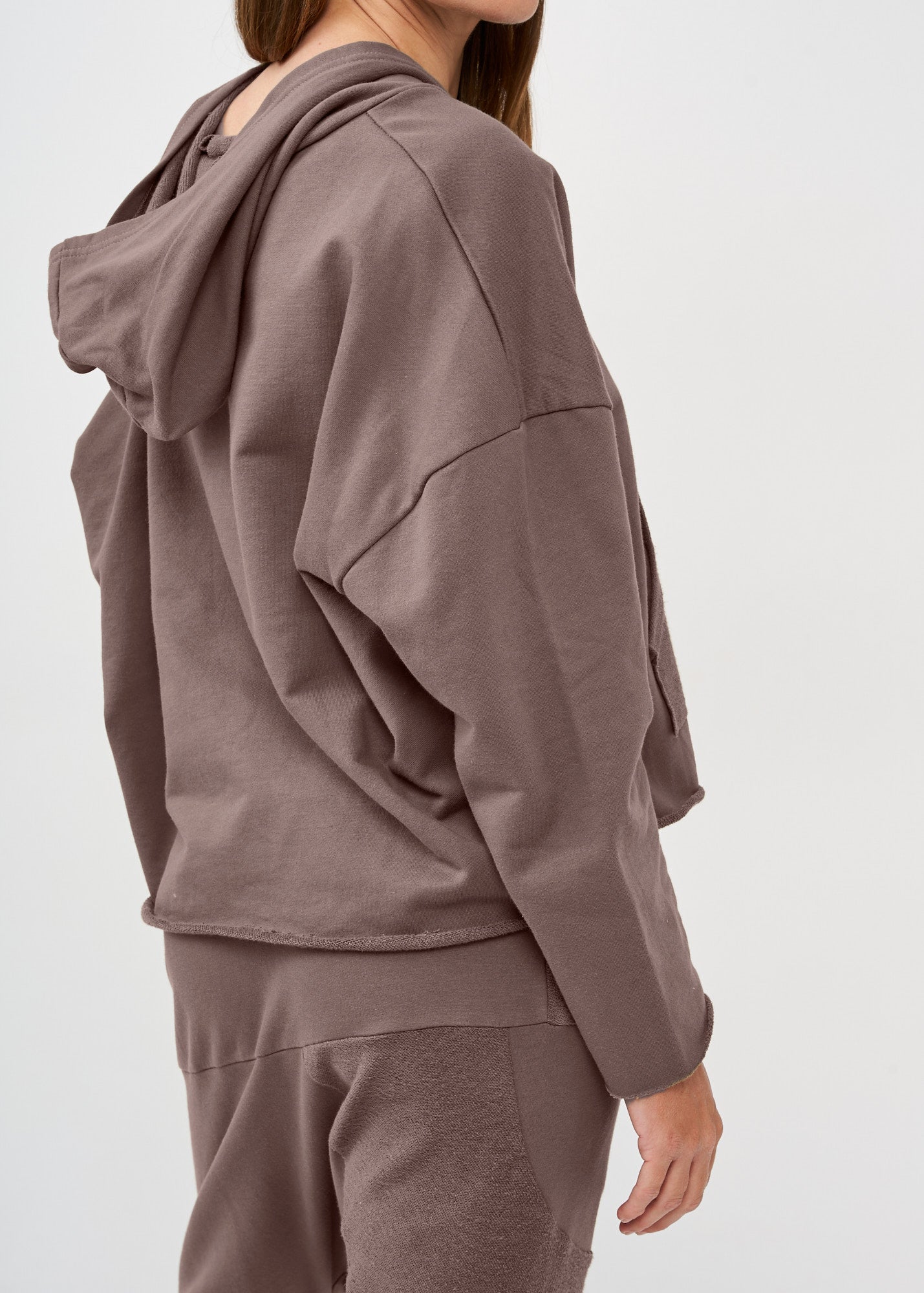 Oversized sweatshirt with hood and large brown pocket