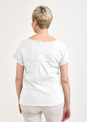 Basic V-neck t-shirt and white pleat