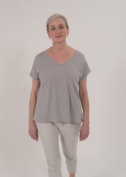 Basic V-neck t-shirt and turquoise pleat